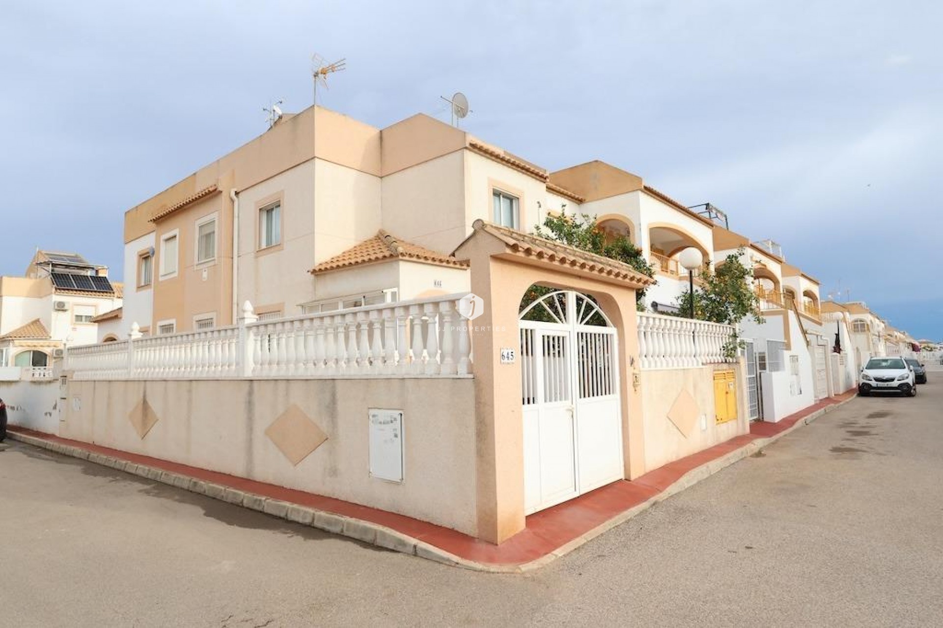 Resale - Chalet -
Torrevieja - Costa Blanca