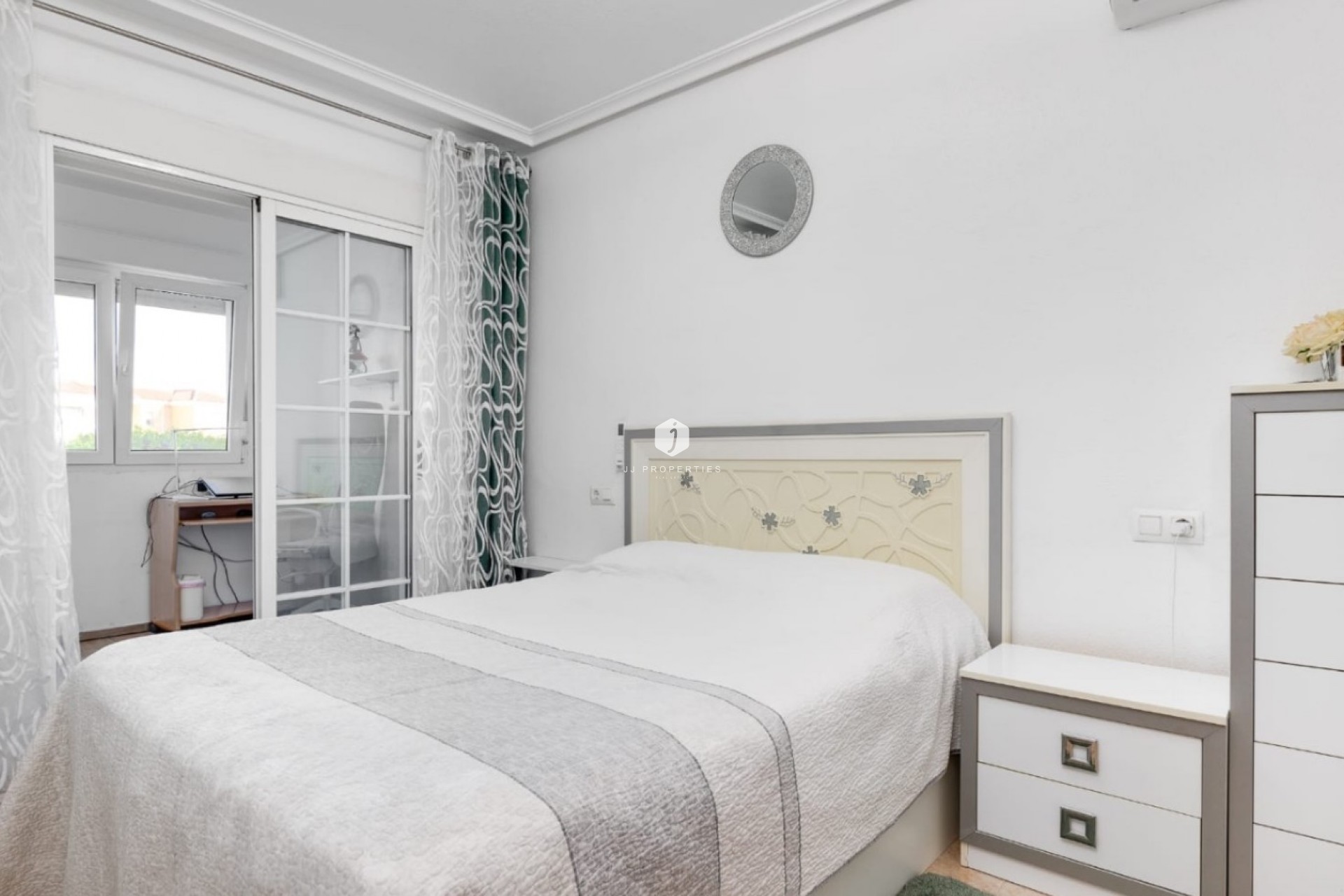 Resale - Chalet -
Torrevieja - Costa Blanca