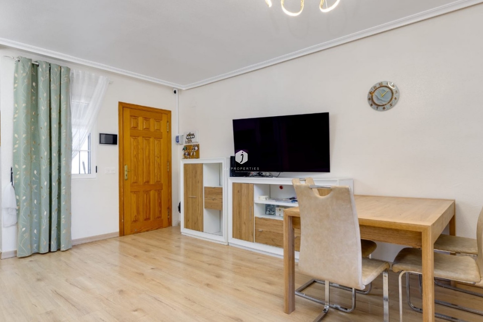 Resale - Chalet -
Torrevieja - Costa Blanca