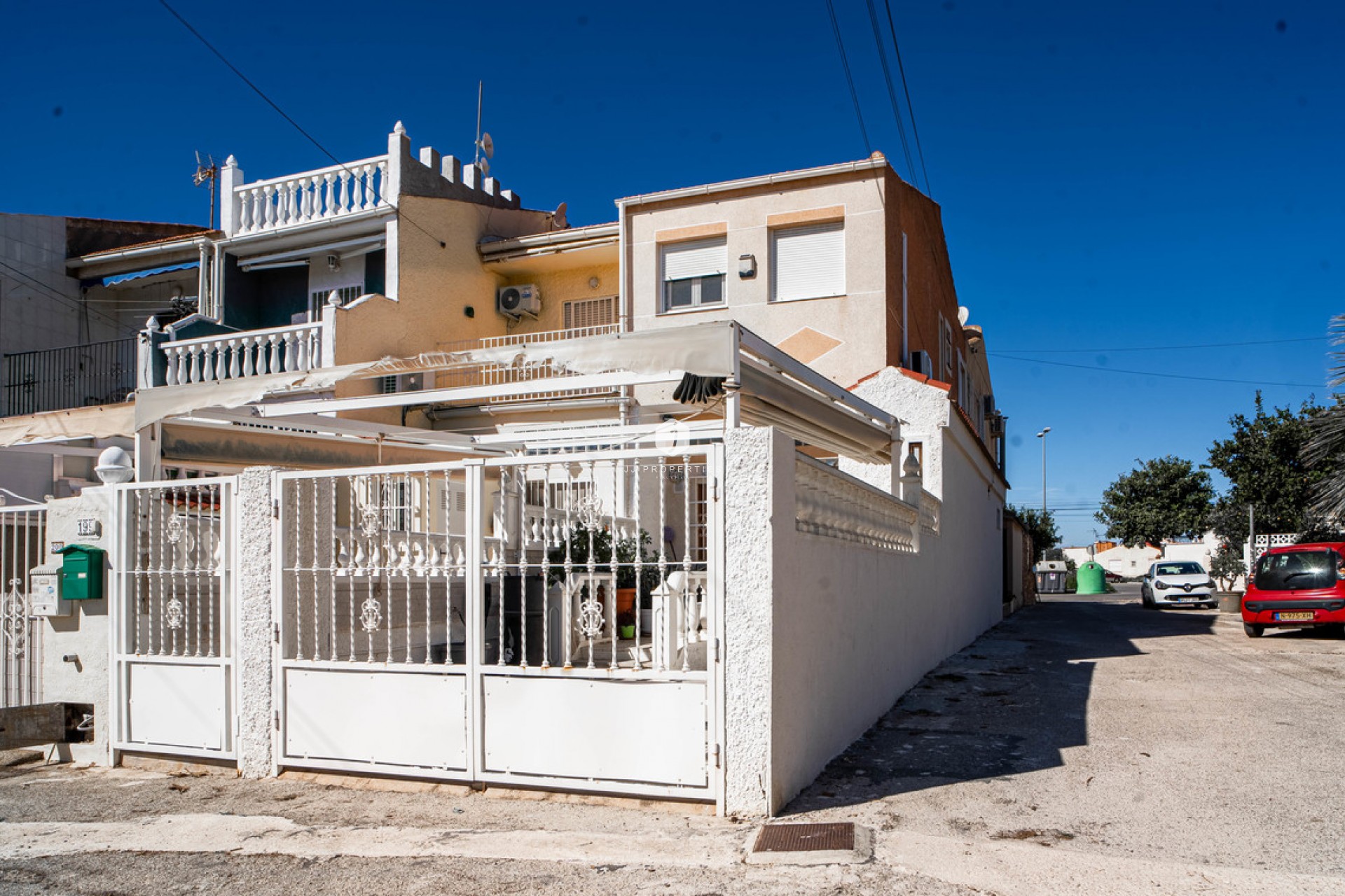Resale - Chalet -
Torrevieja - Costa Blanca