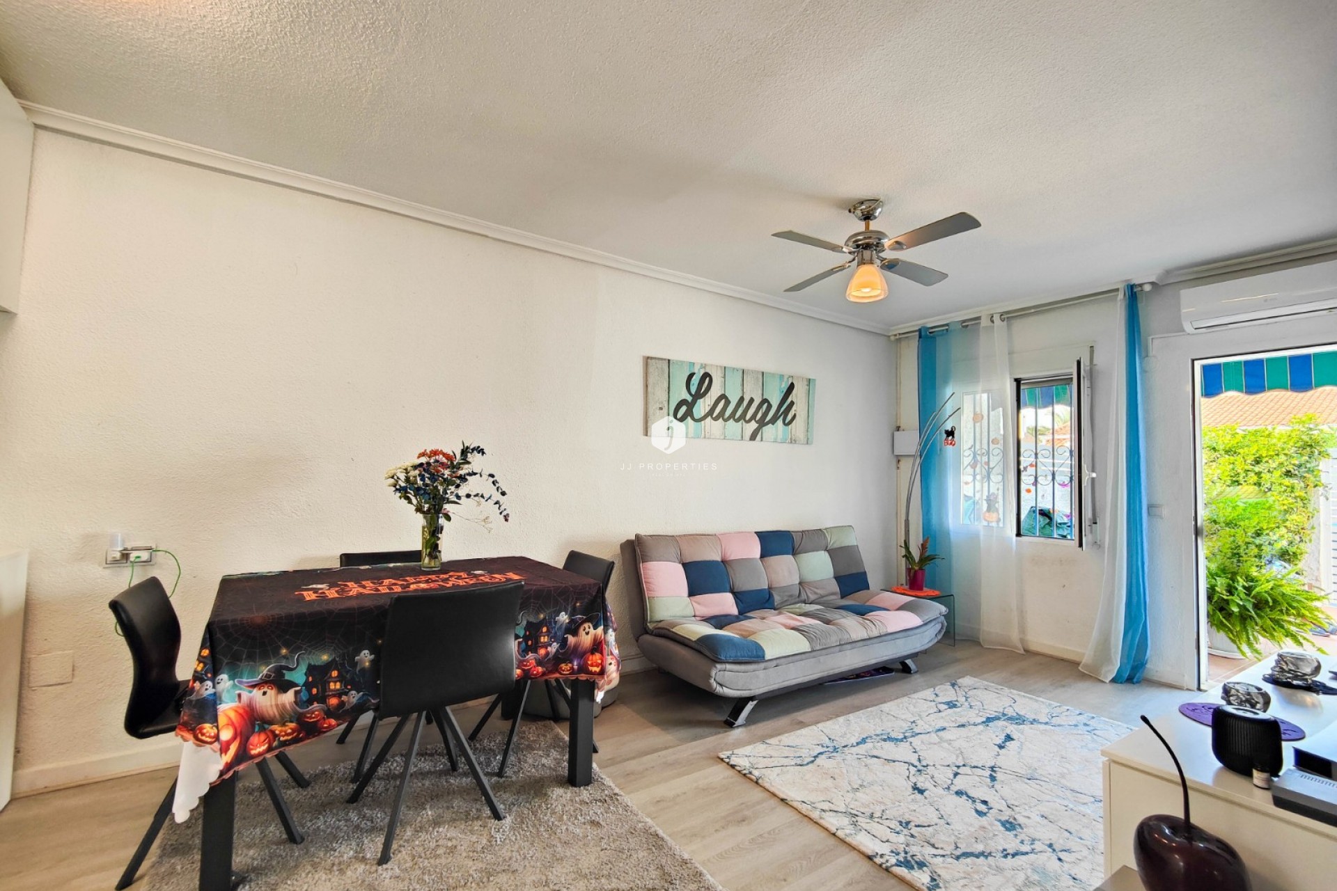Resale - Chalet -
Torrevieja - Costa Blanca
