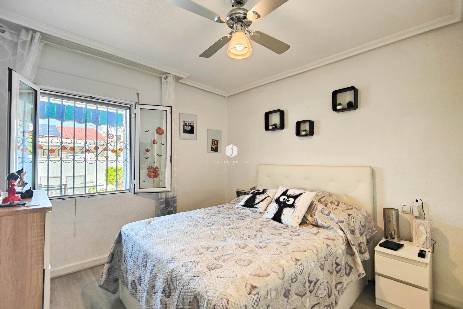 Resale - Chalet -
Torrevieja - Costa Blanca