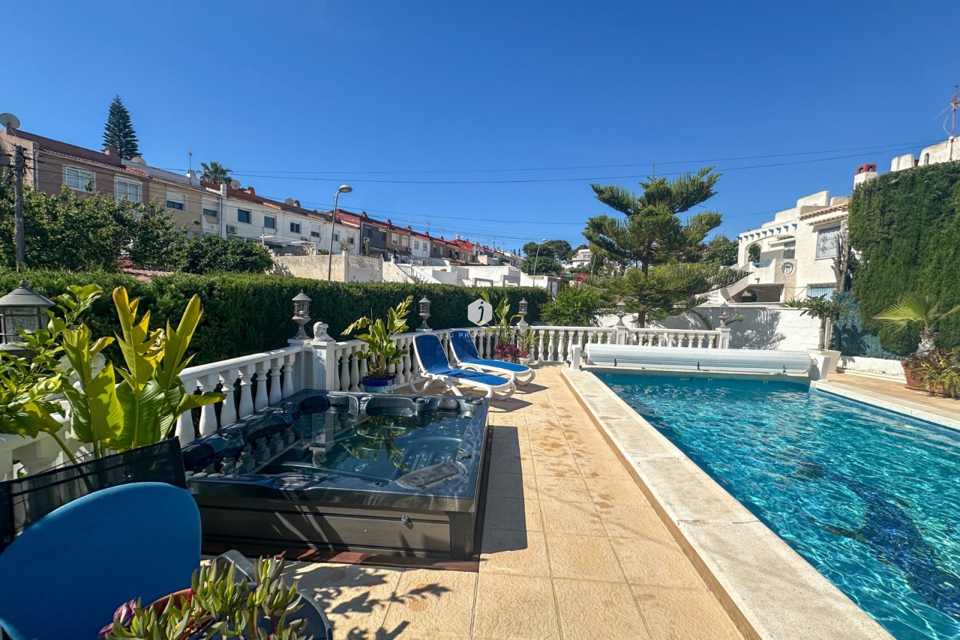 Resale - Chalet -
Torrevieja - Costa Blanca