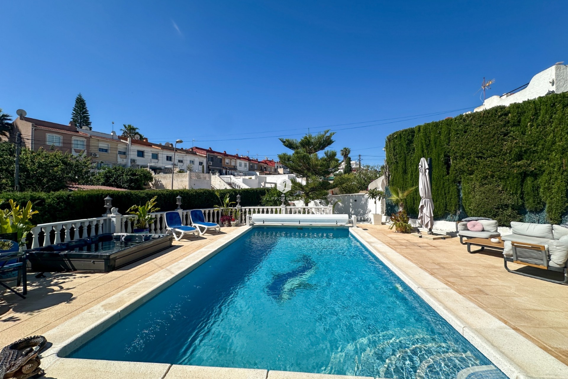 Resale - Chalet -
Torrevieja - Costa Blanca