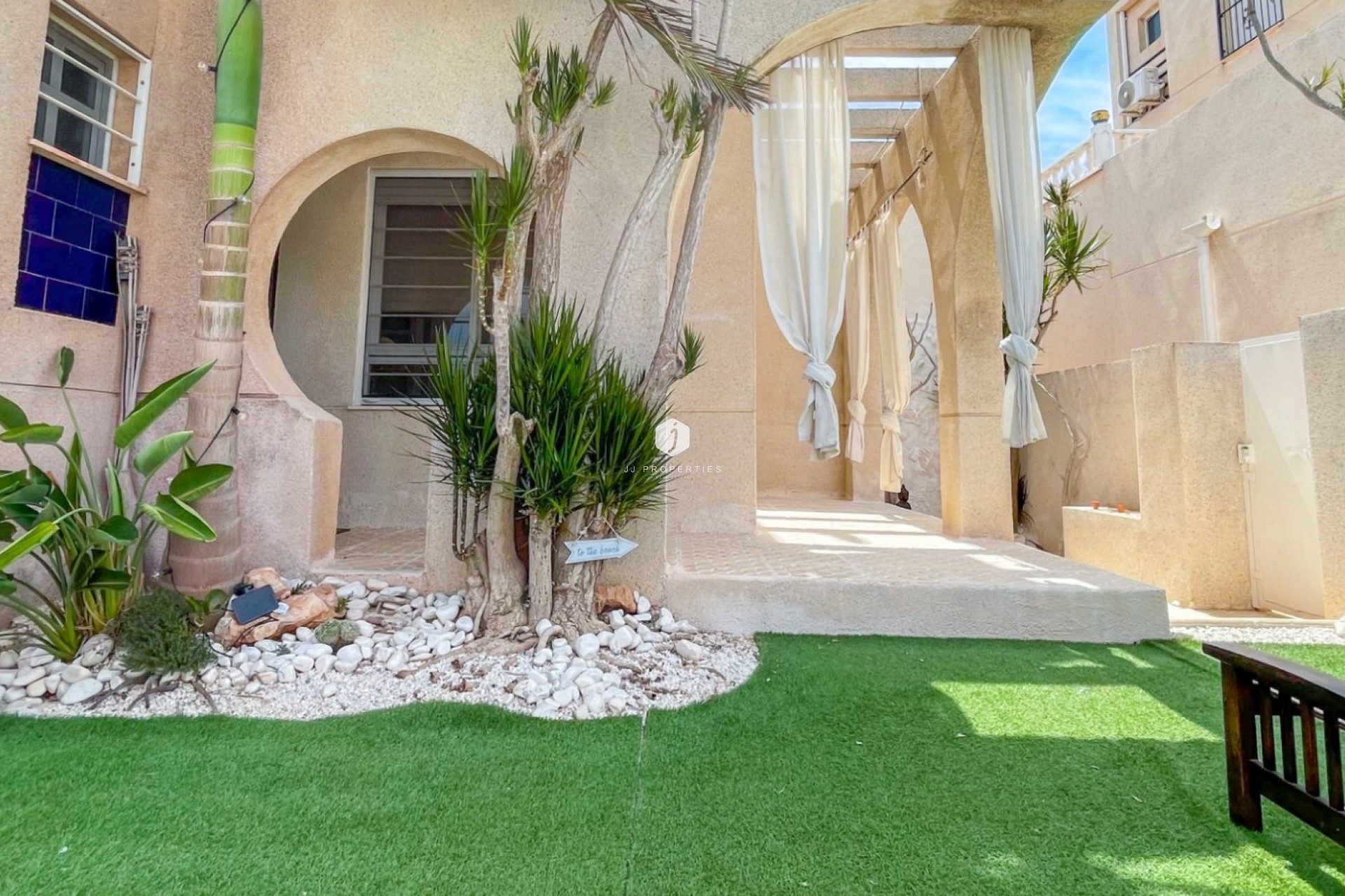 Resale - Chalet -
Torrevieja - Costa Blanca