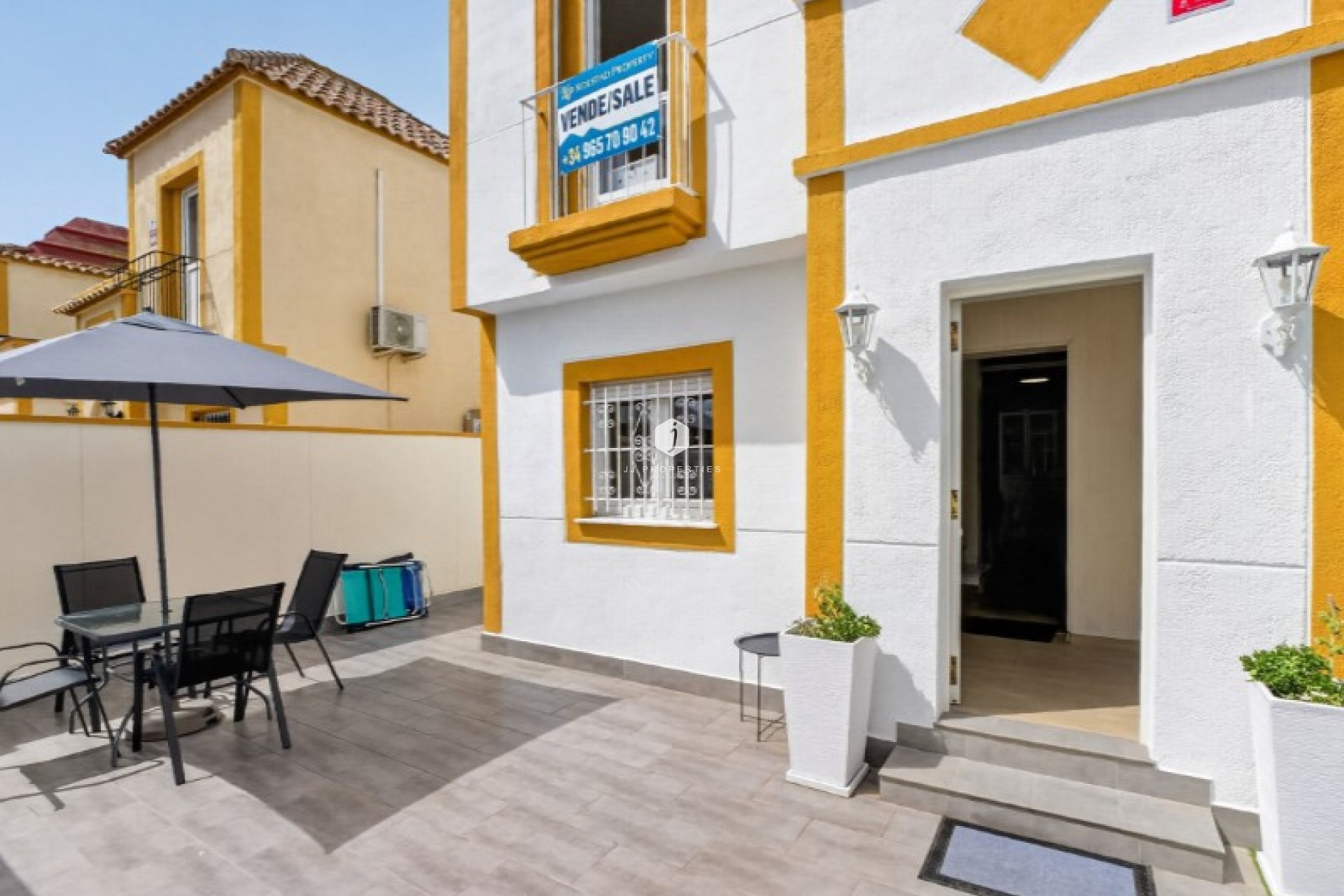 Resale - Chalet -
Torrevieja - Costa Blanca