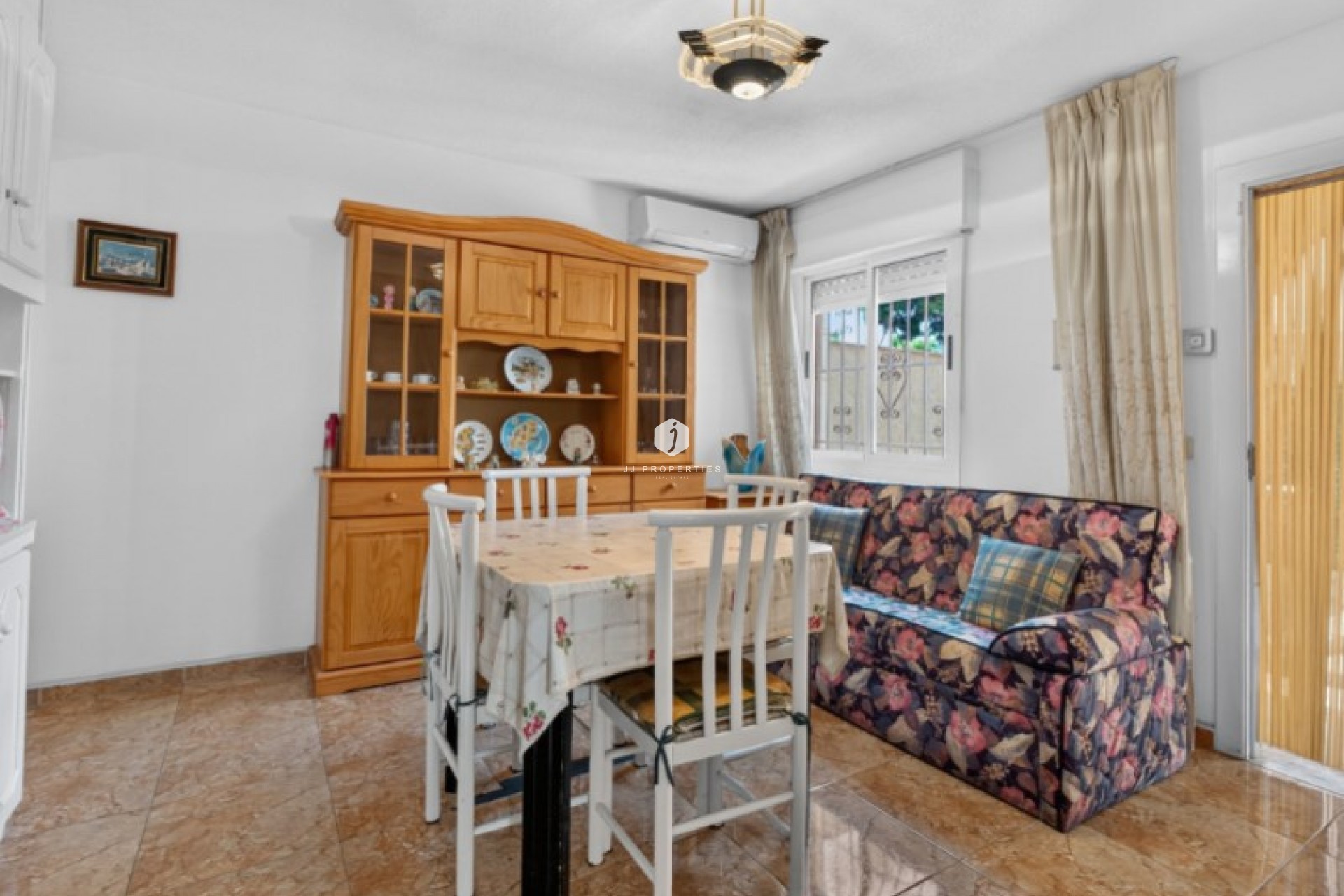 Resale - Chalet -
Torrevieja - Costa Blanca
