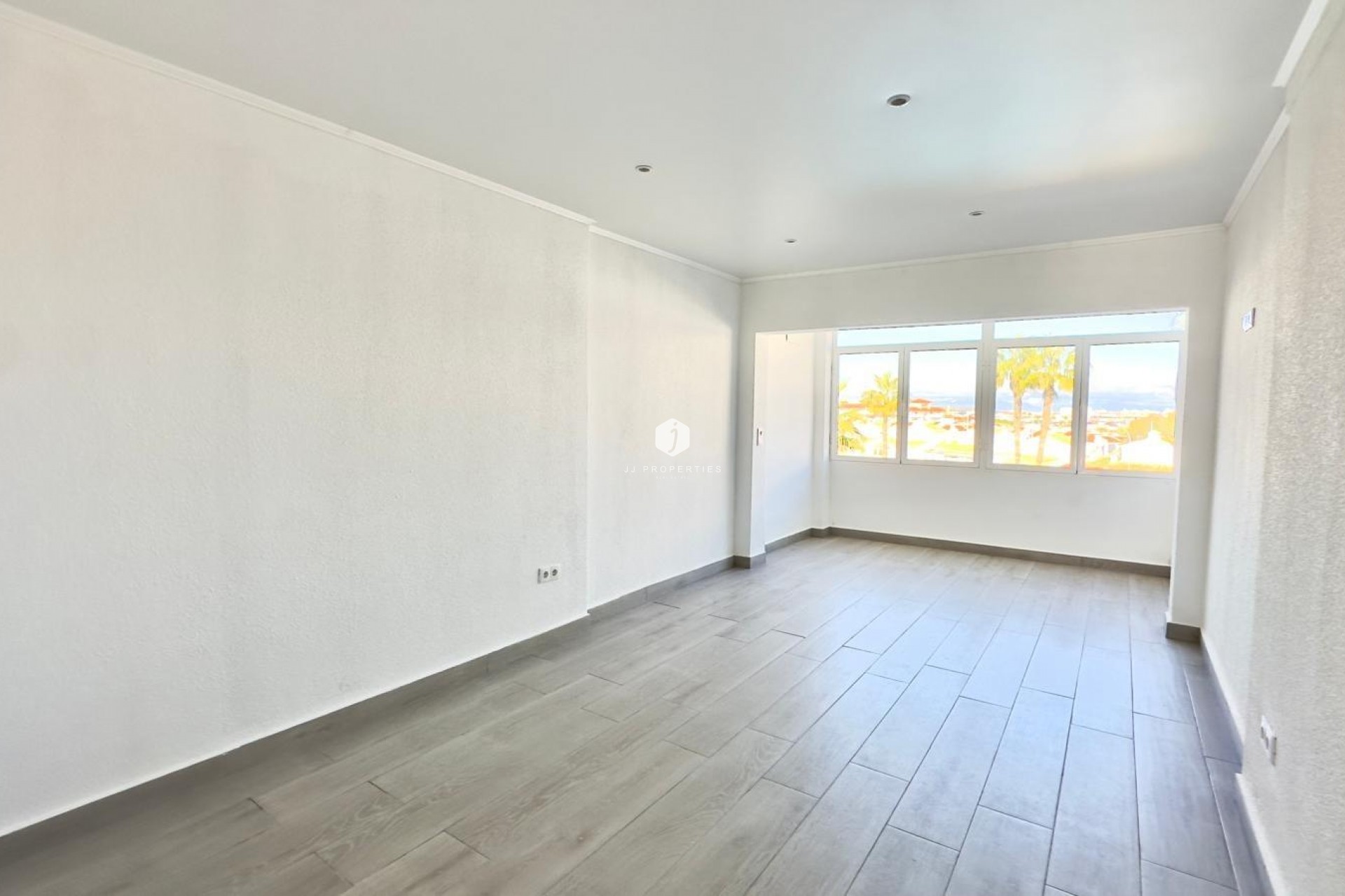 Resale - Chalet -
Torrevieja - La Mata