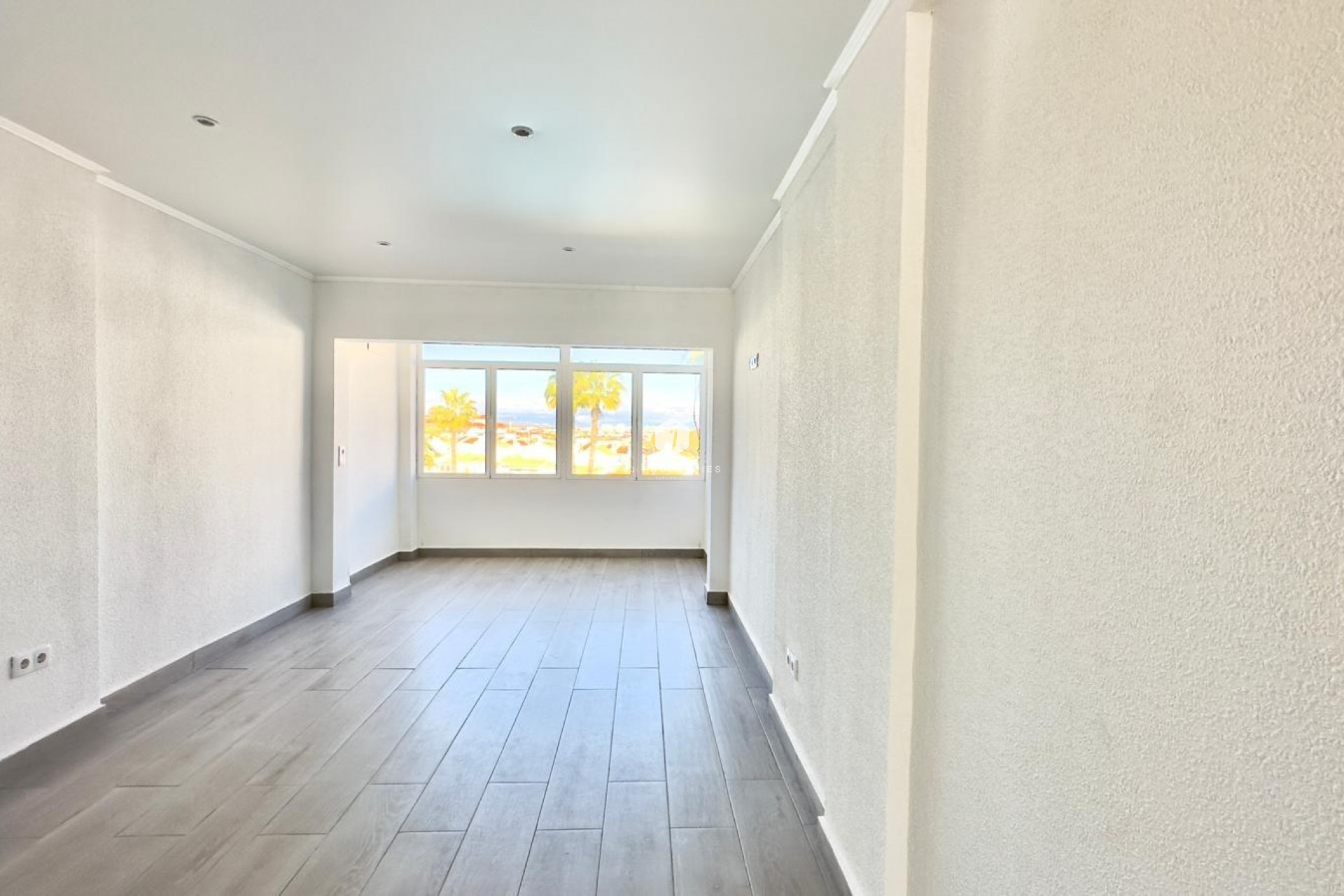 Resale - Chalet -
Torrevieja - La Mata