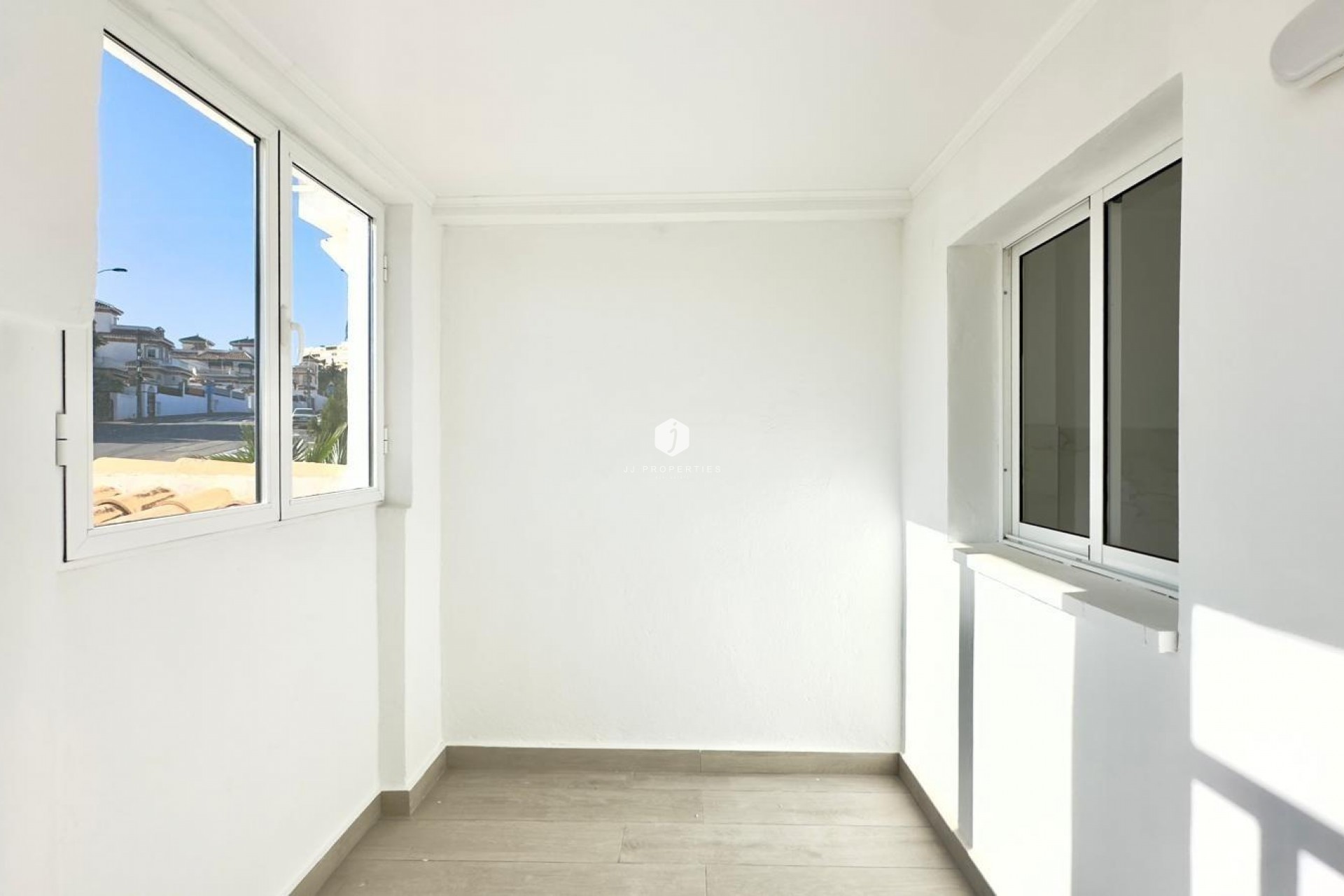 Resale - Chalet -
Torrevieja - La Mata