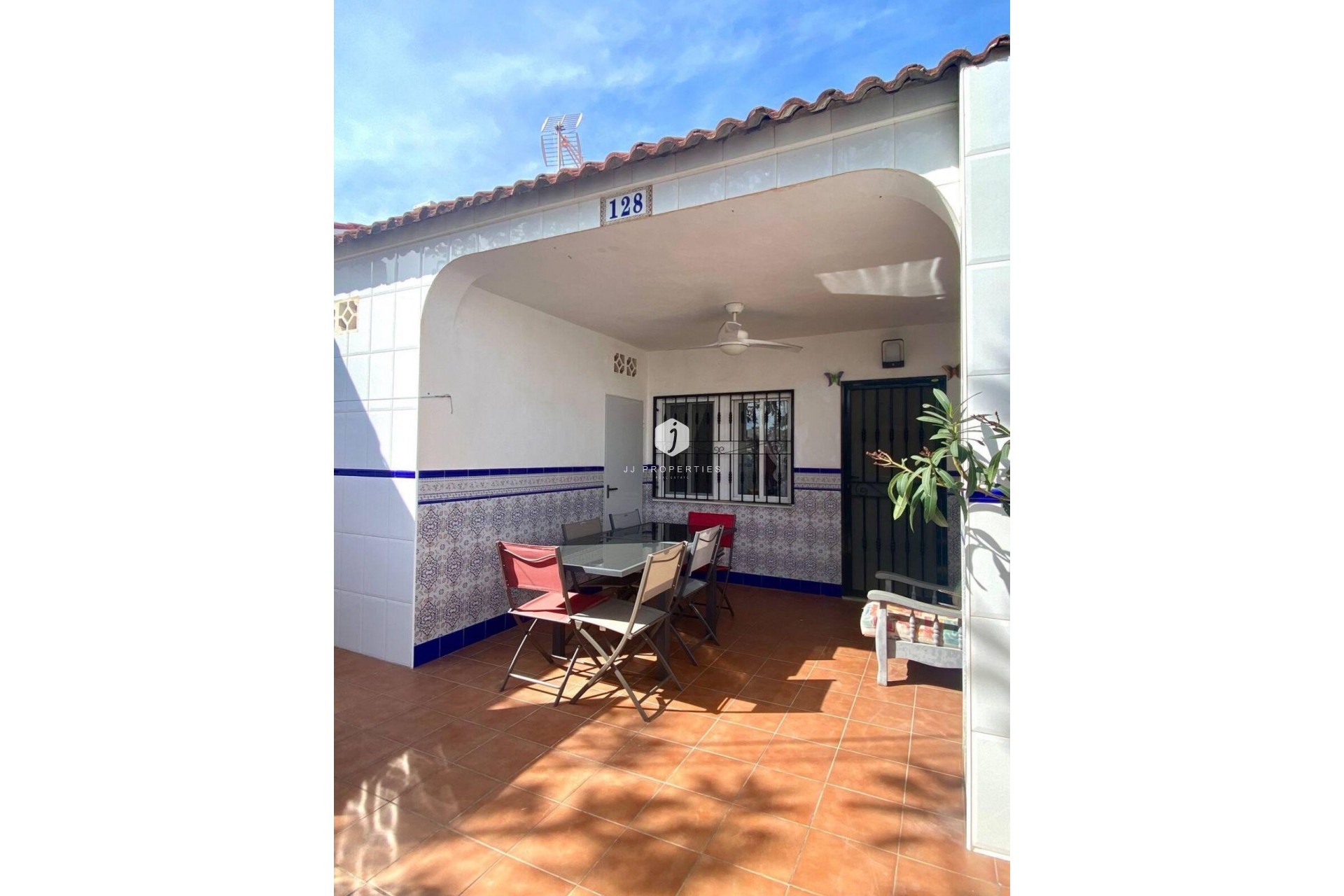 Resale - Chalet -
Torrevieja - La Siesta - El Salado - Torreta