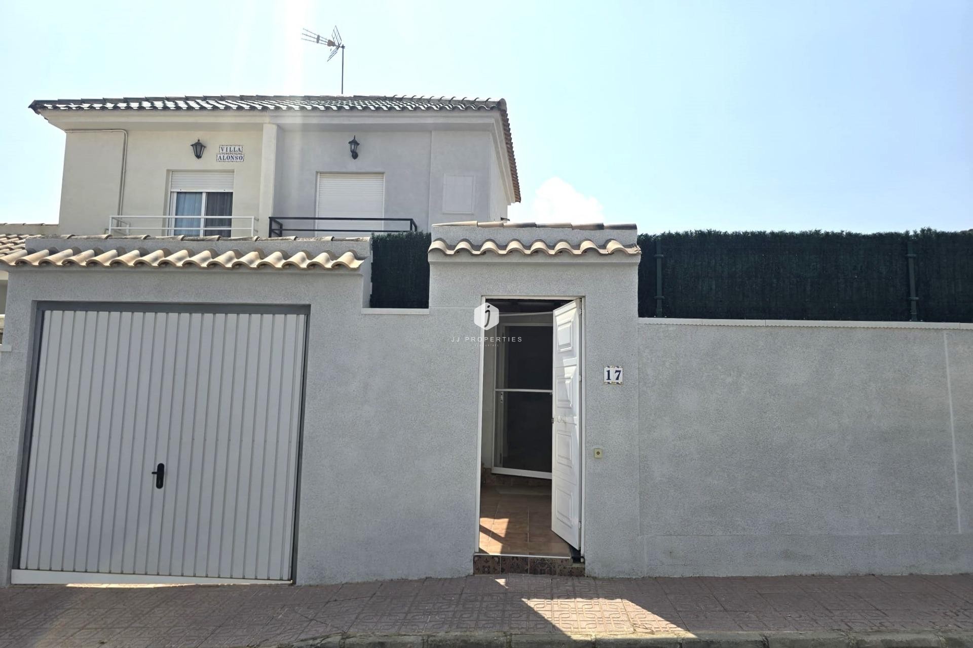 Resale - Chalet -
Torrevieja - Los altos