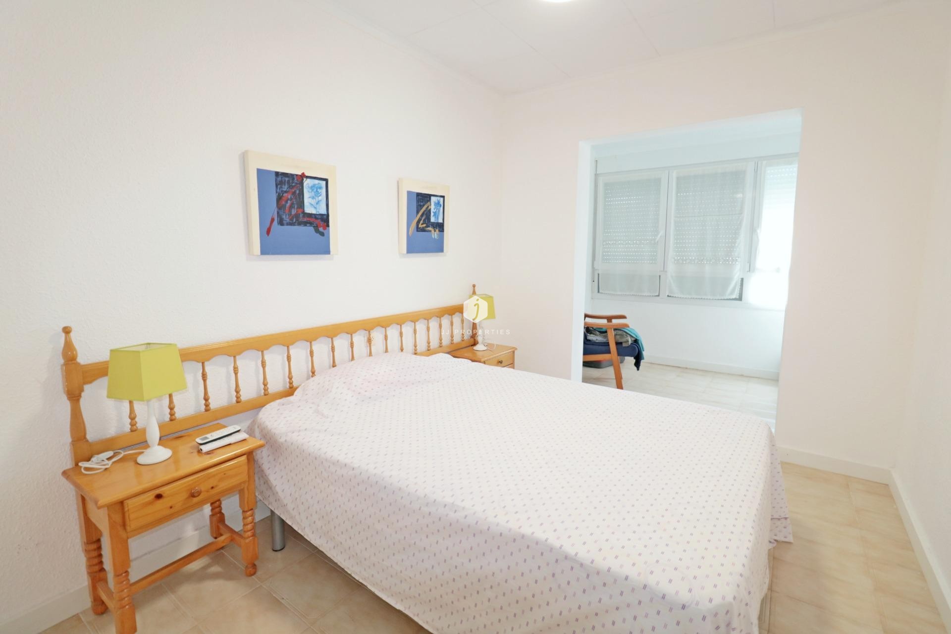 Resale - Chalet -
Torrevieja - Playa de los Naufragos