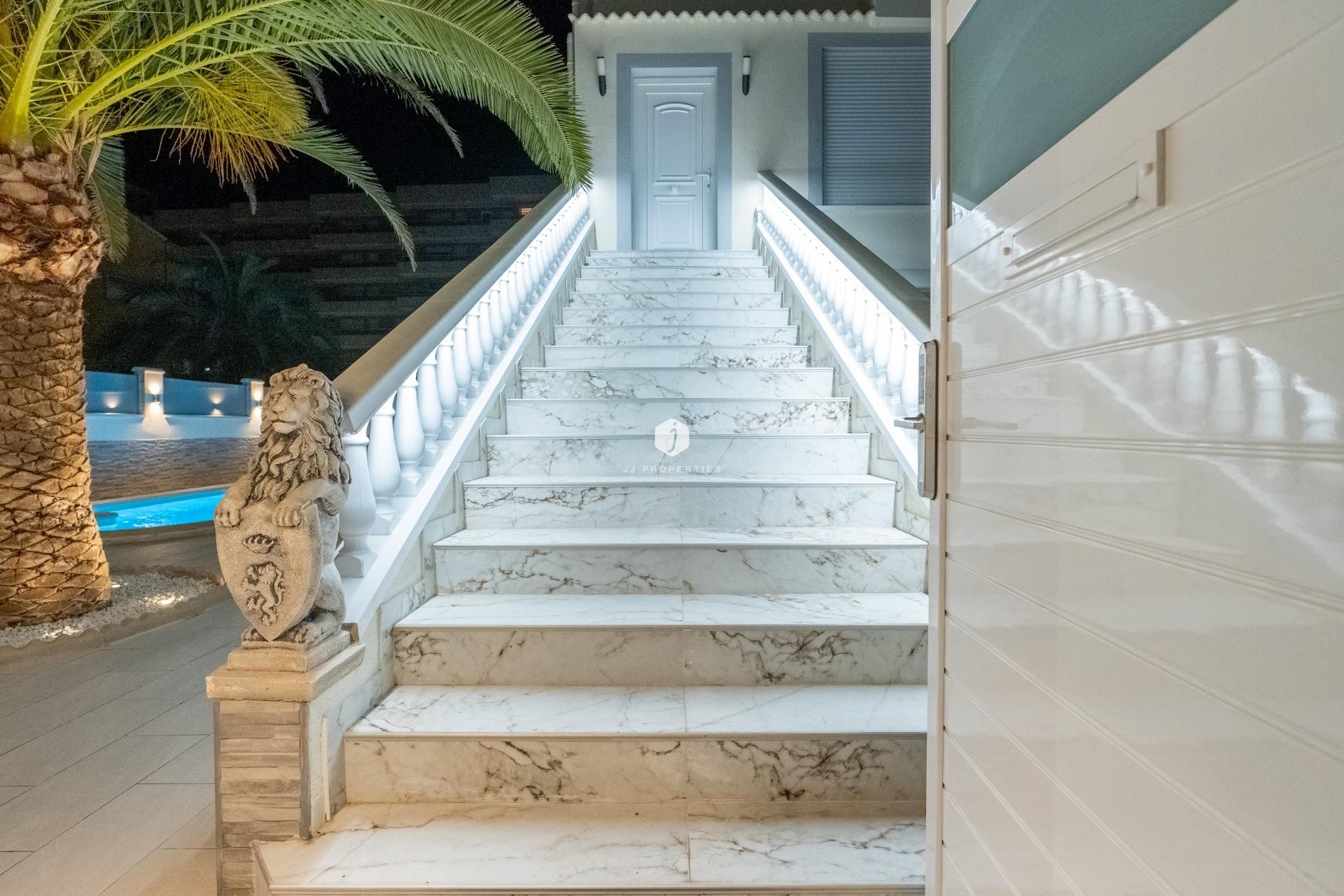 Resale - Chalet -
Torrevieja - Punta prima