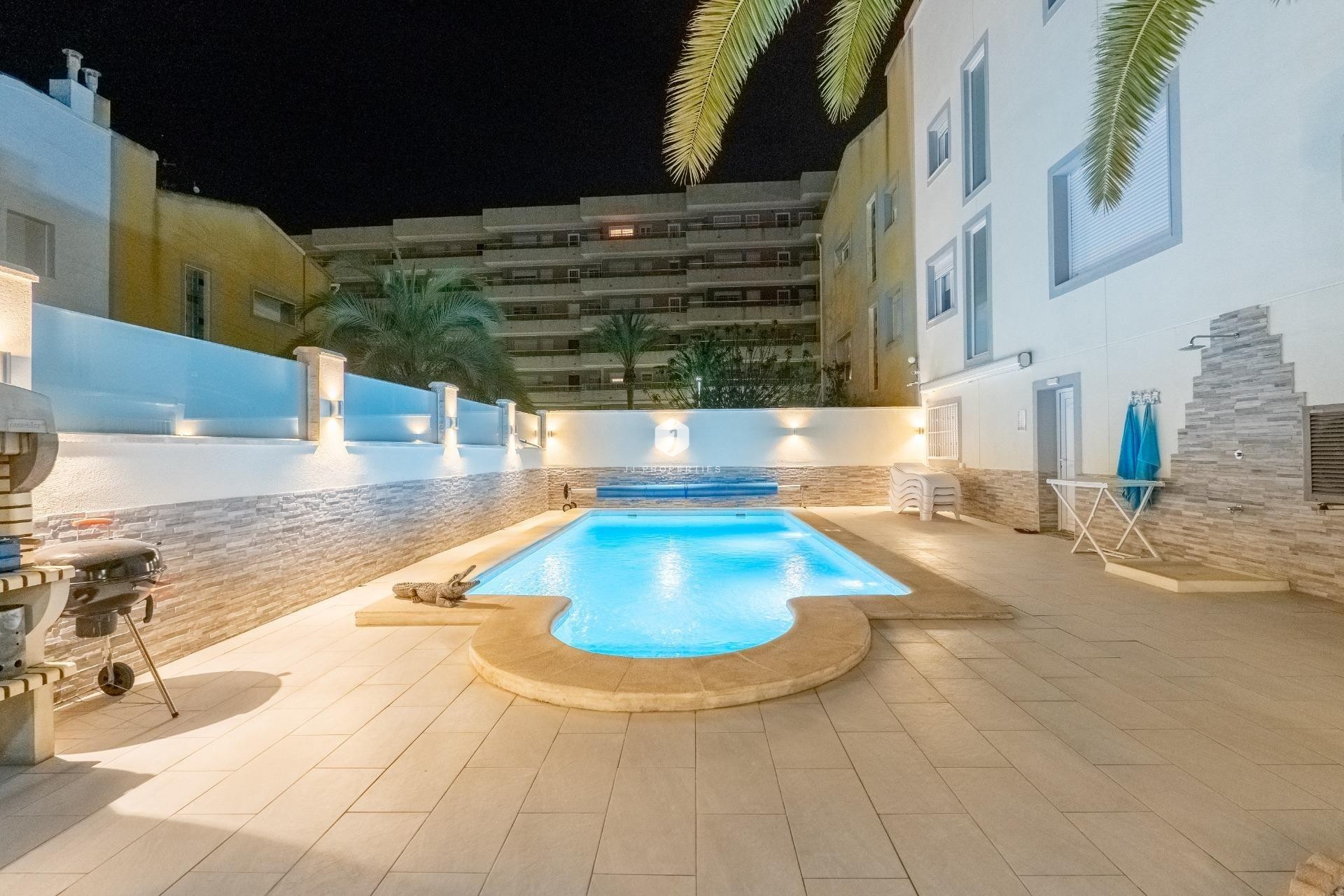 Resale - Chalet -
Torrevieja - Punta prima