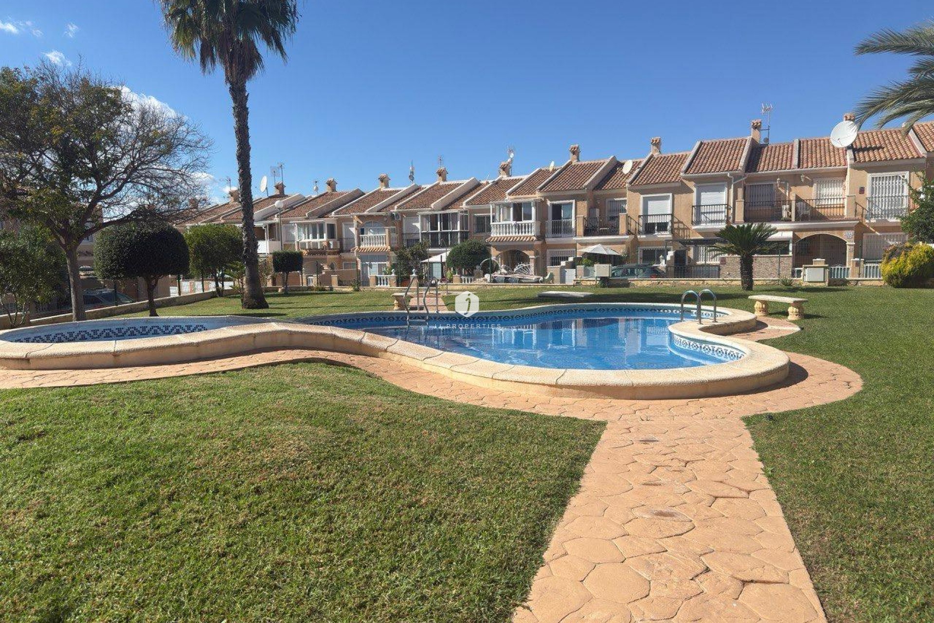 Resale - Chalet -
Torrevieja - Zona Los Frutales