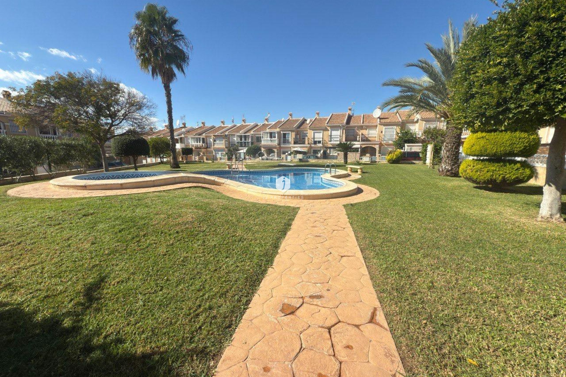 Resale - Chalet -
Torrevieja - Zona Los Frutales