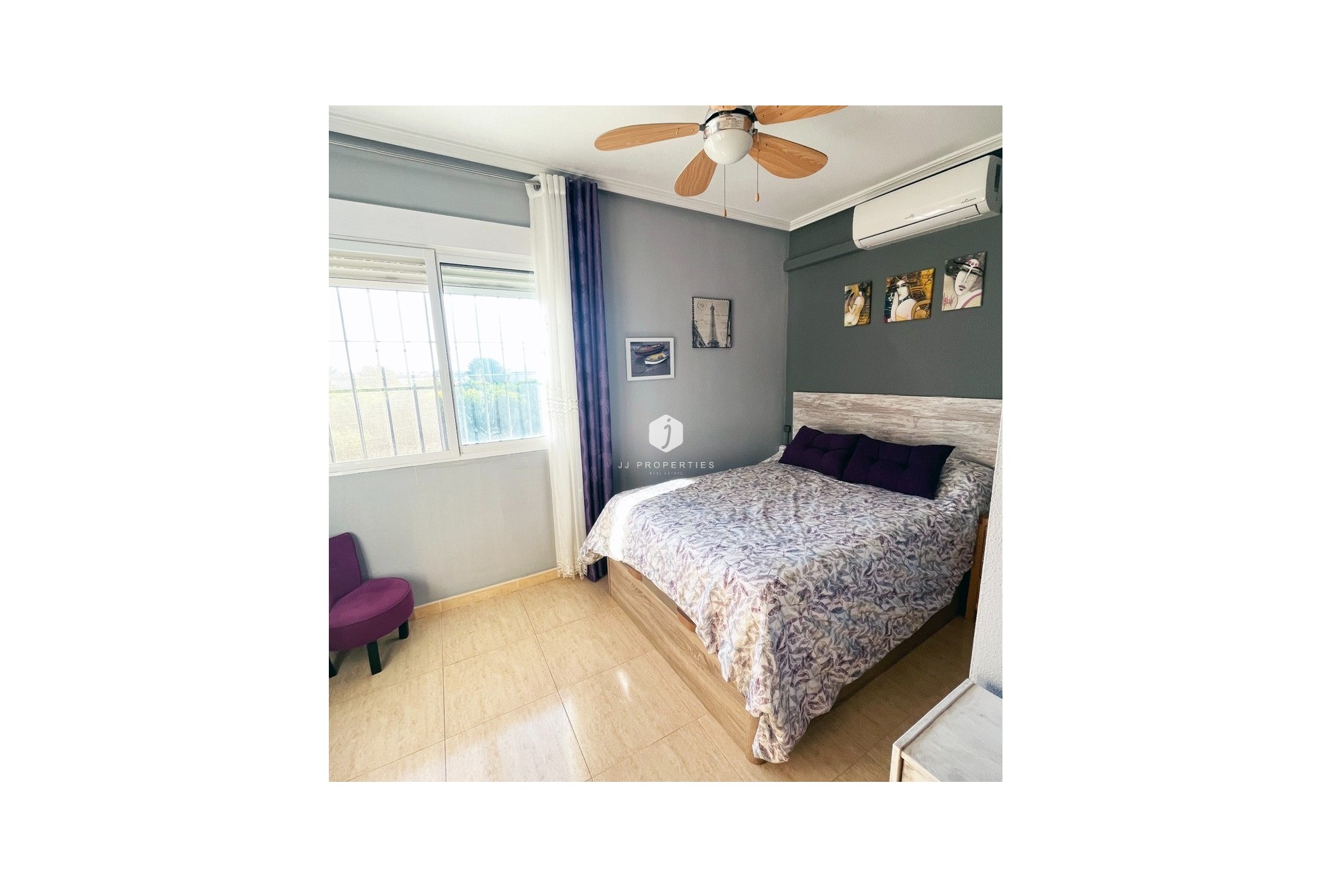 Resale - Chalet -
Torrevieja