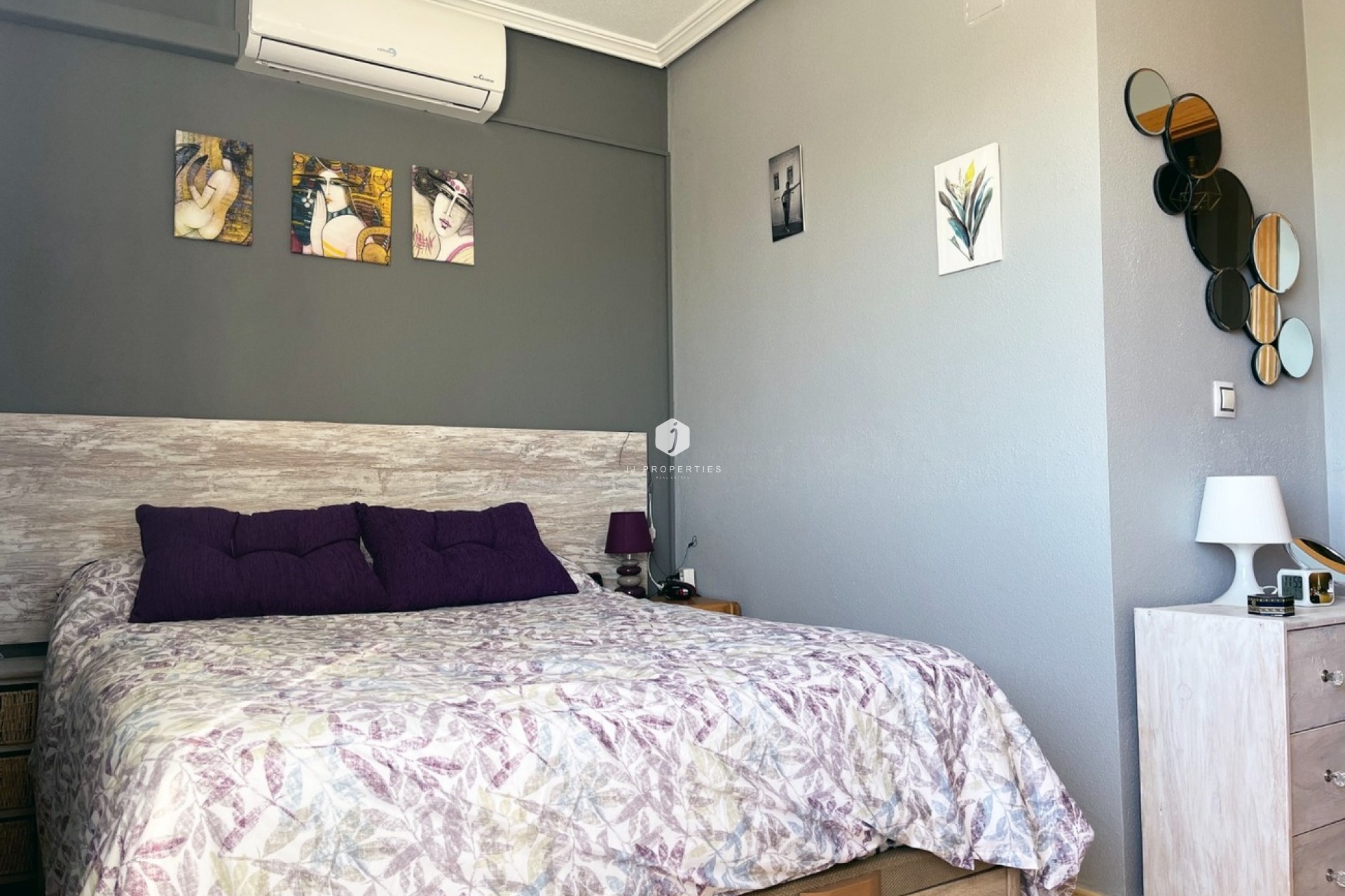 Resale - Chalet -
Torrevieja