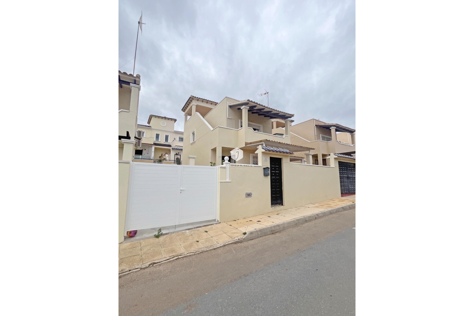 Resale - Duplex -
San Miguel de Salinas - Las Filipinas
