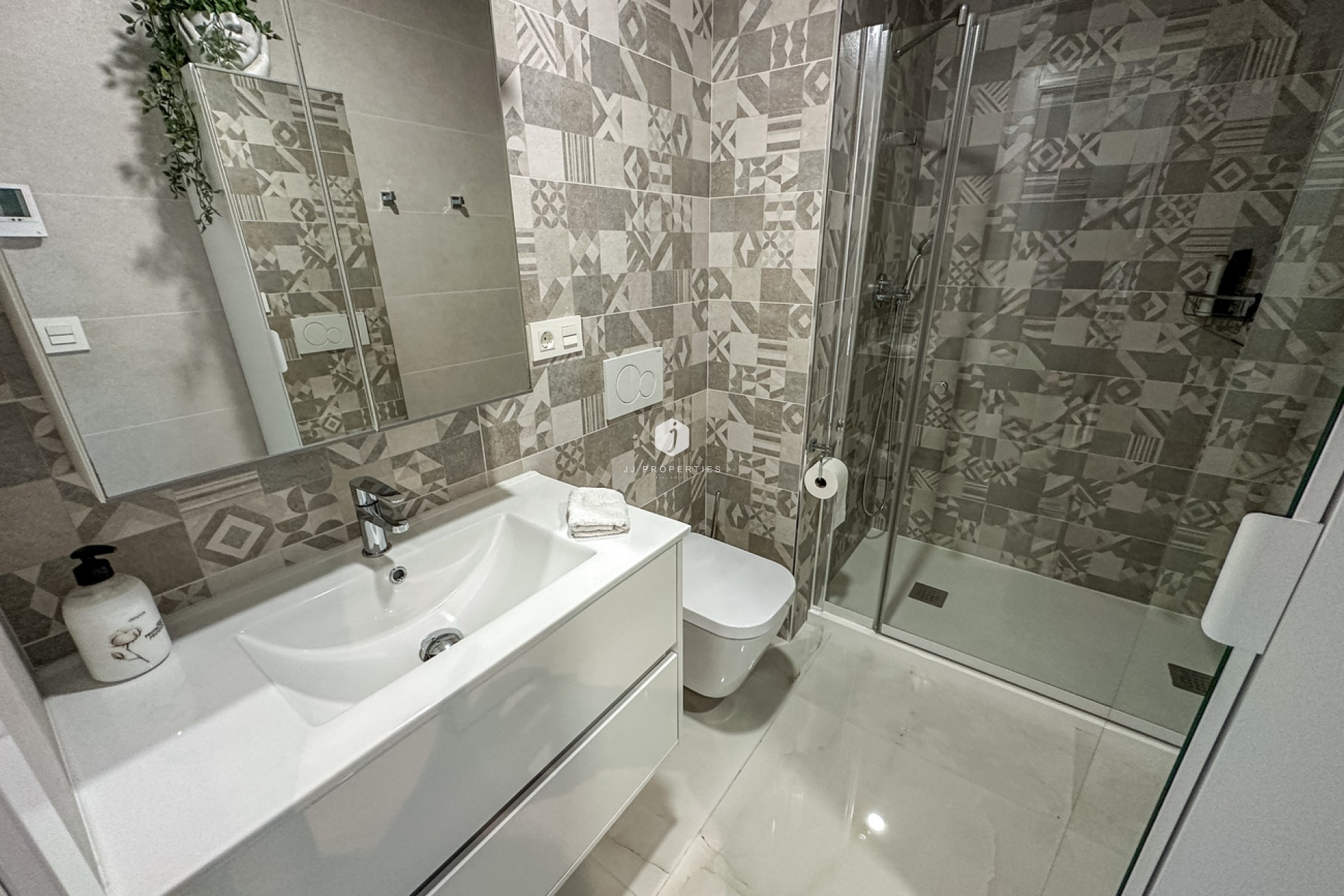 Resale - Penthouse -
Los Altos - AMANECER