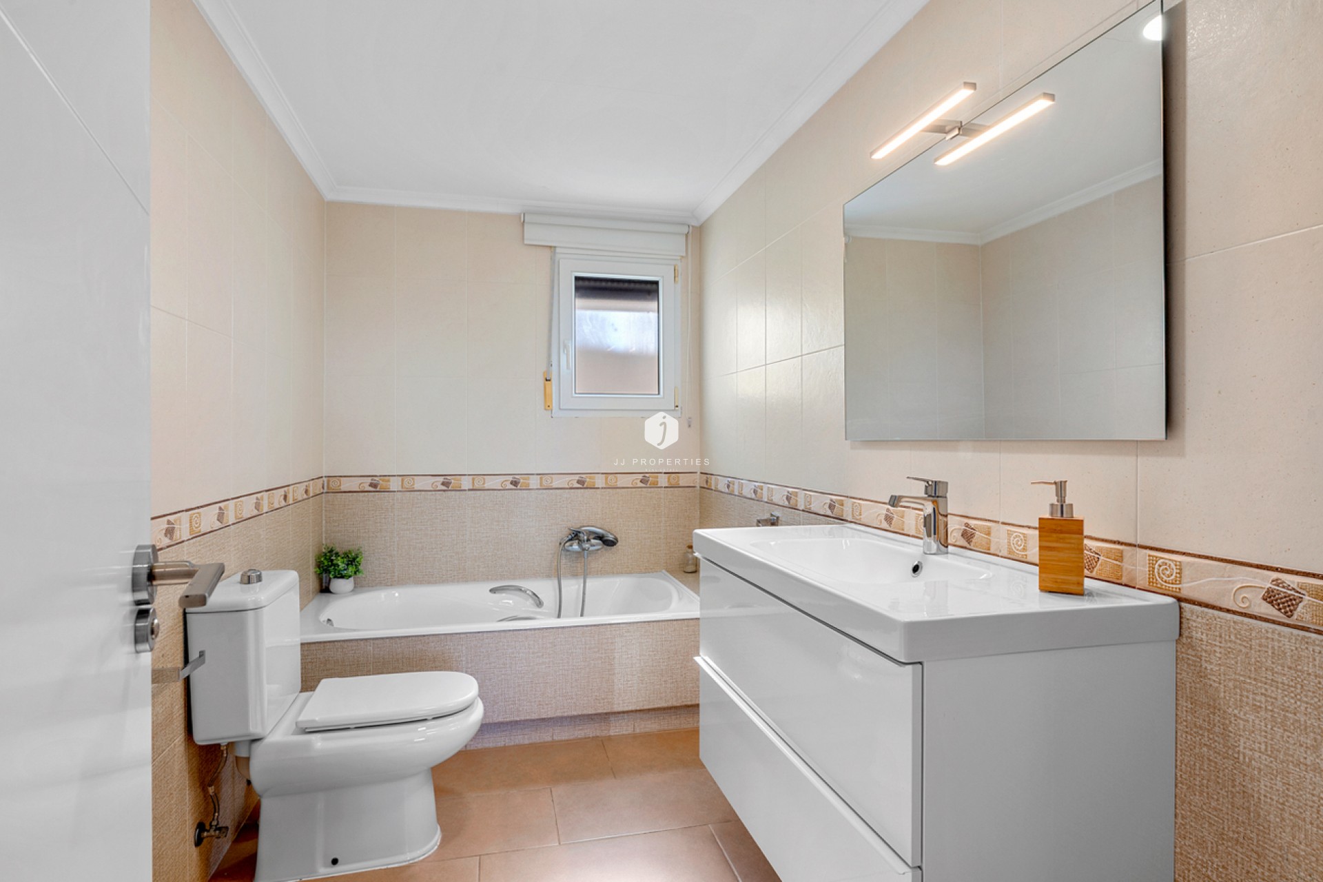 Resale - Villa -
Ciudad De Las Comunicaciones - Costa Blanca