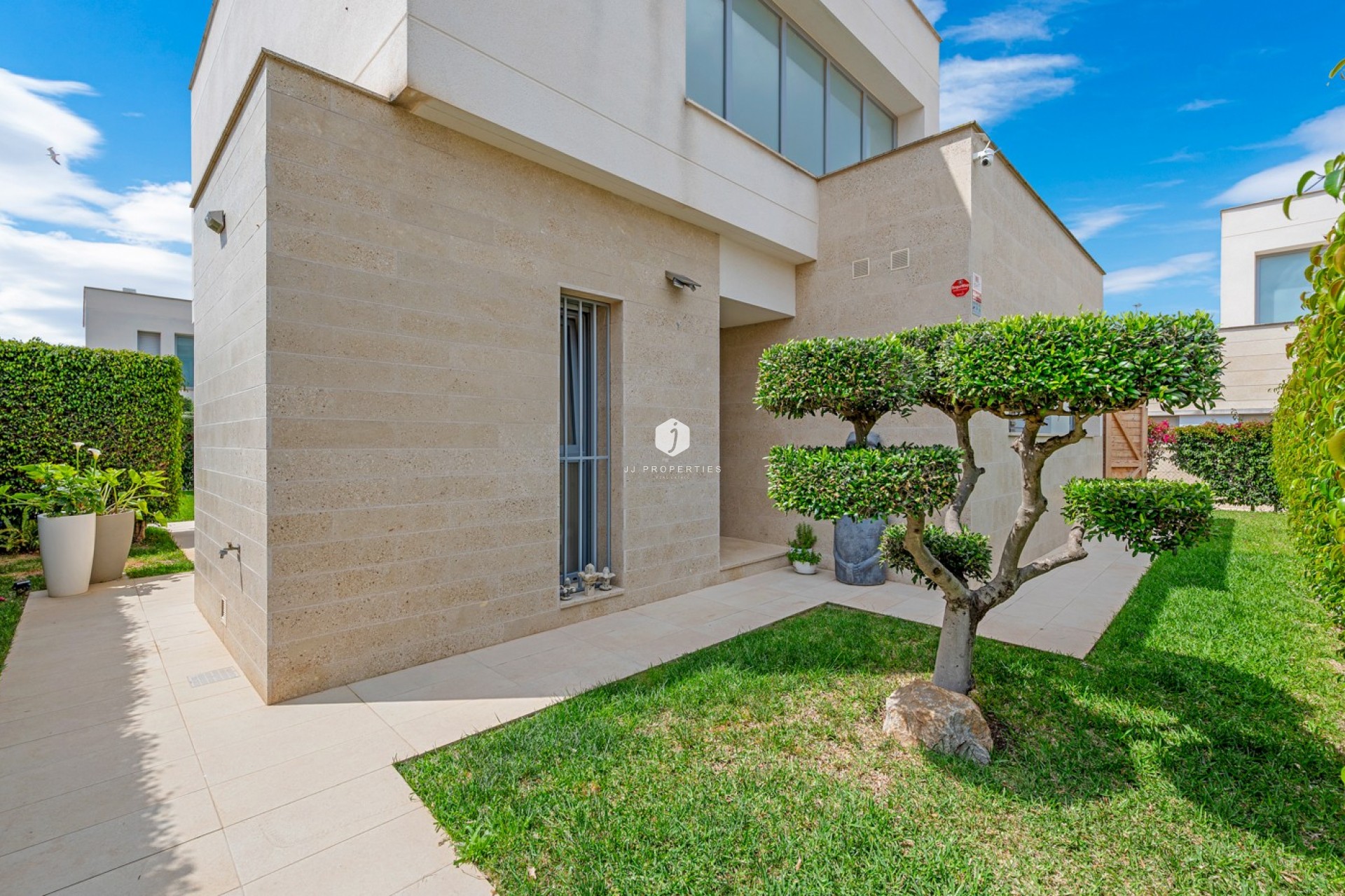 Resale - Villa -
Jacarilla - Inland