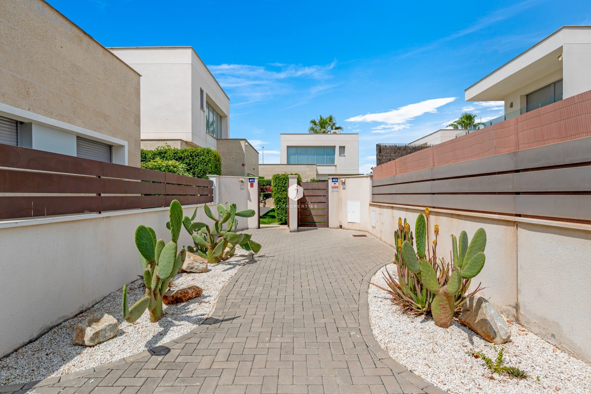 Resale - Villa -
Jacarilla - Inland