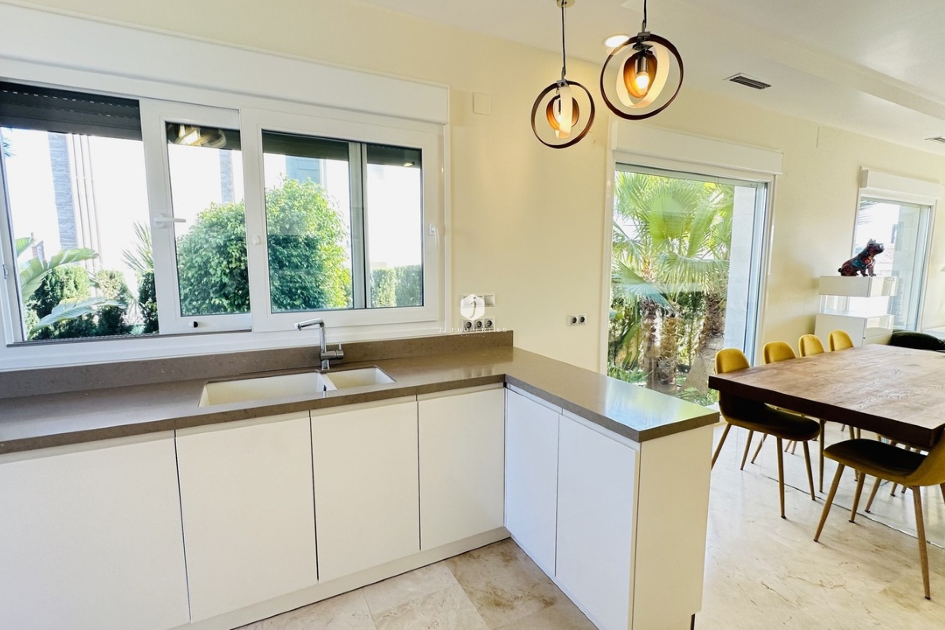 Resale - Villa -
La Zenia - Costa Blanca