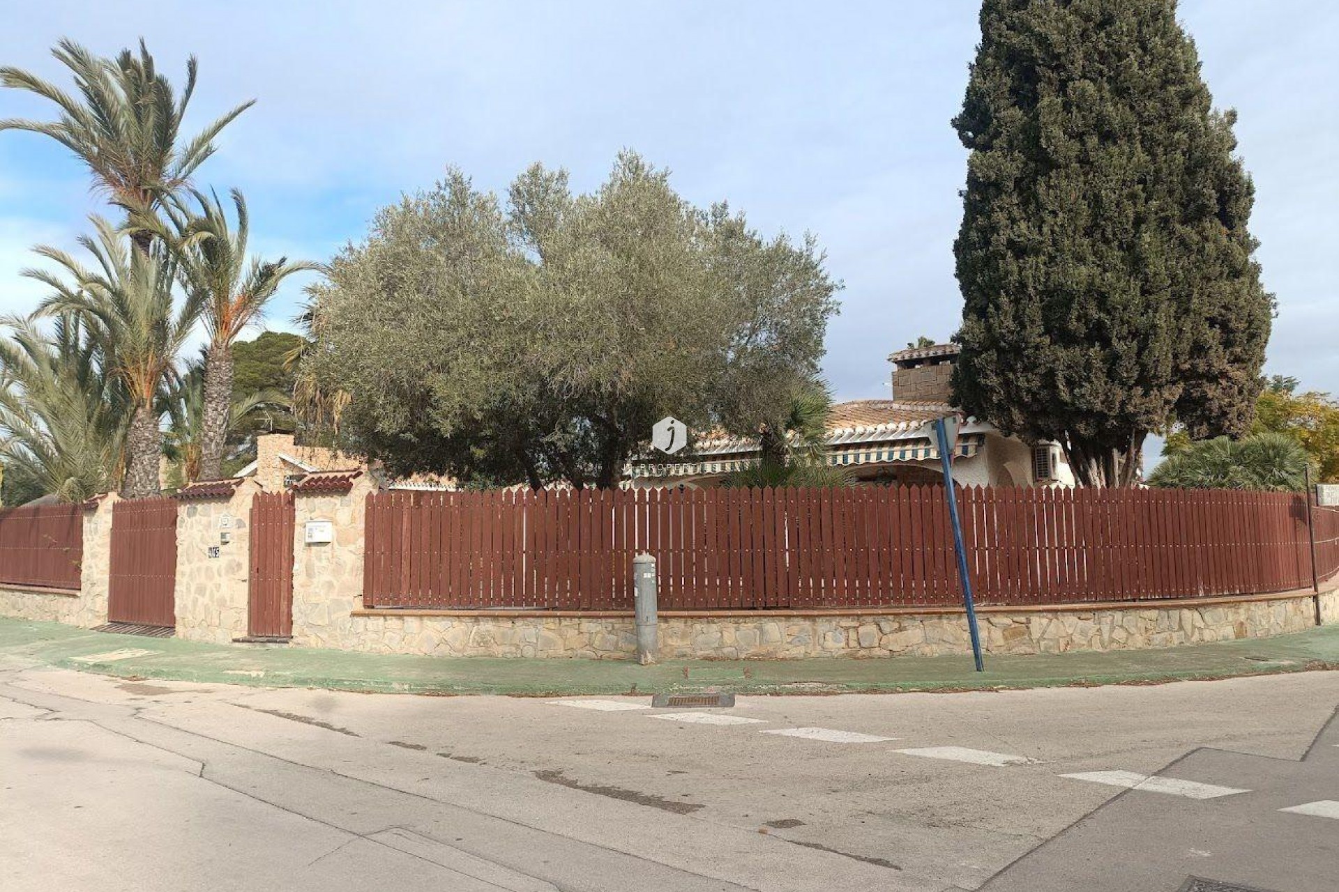 Resale - Villa -
Orihuela Costa - Campoamor