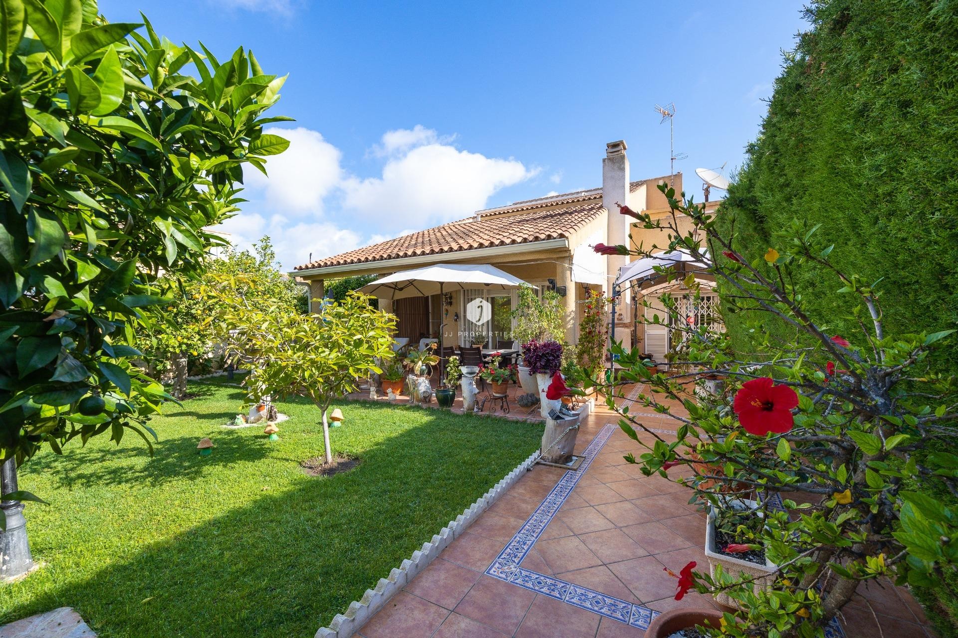 Resale - Villa -
Torrevieja - aguas nuevas