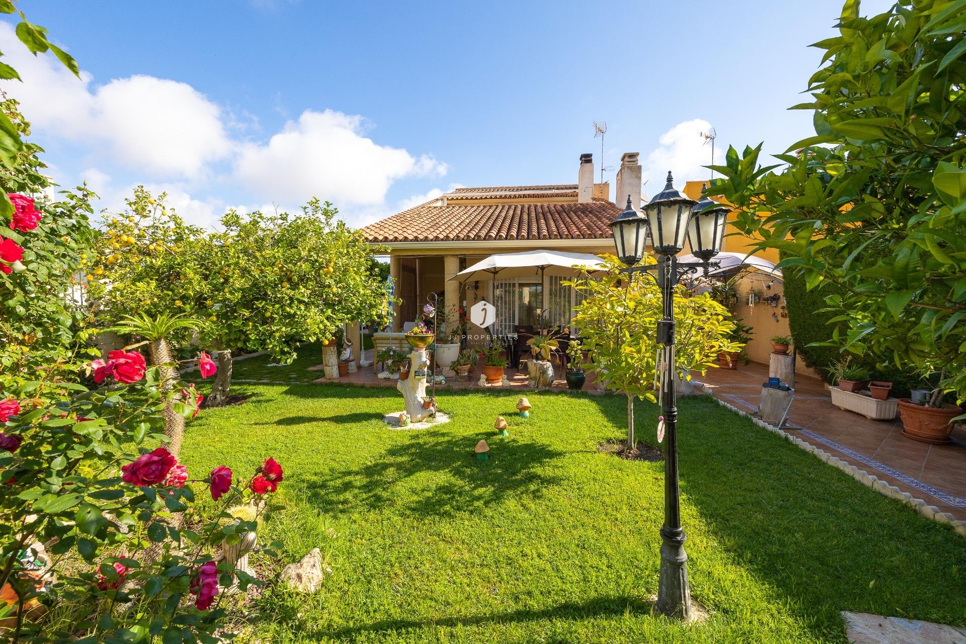 Resale - Villa -
Torrevieja - aguas nuevas