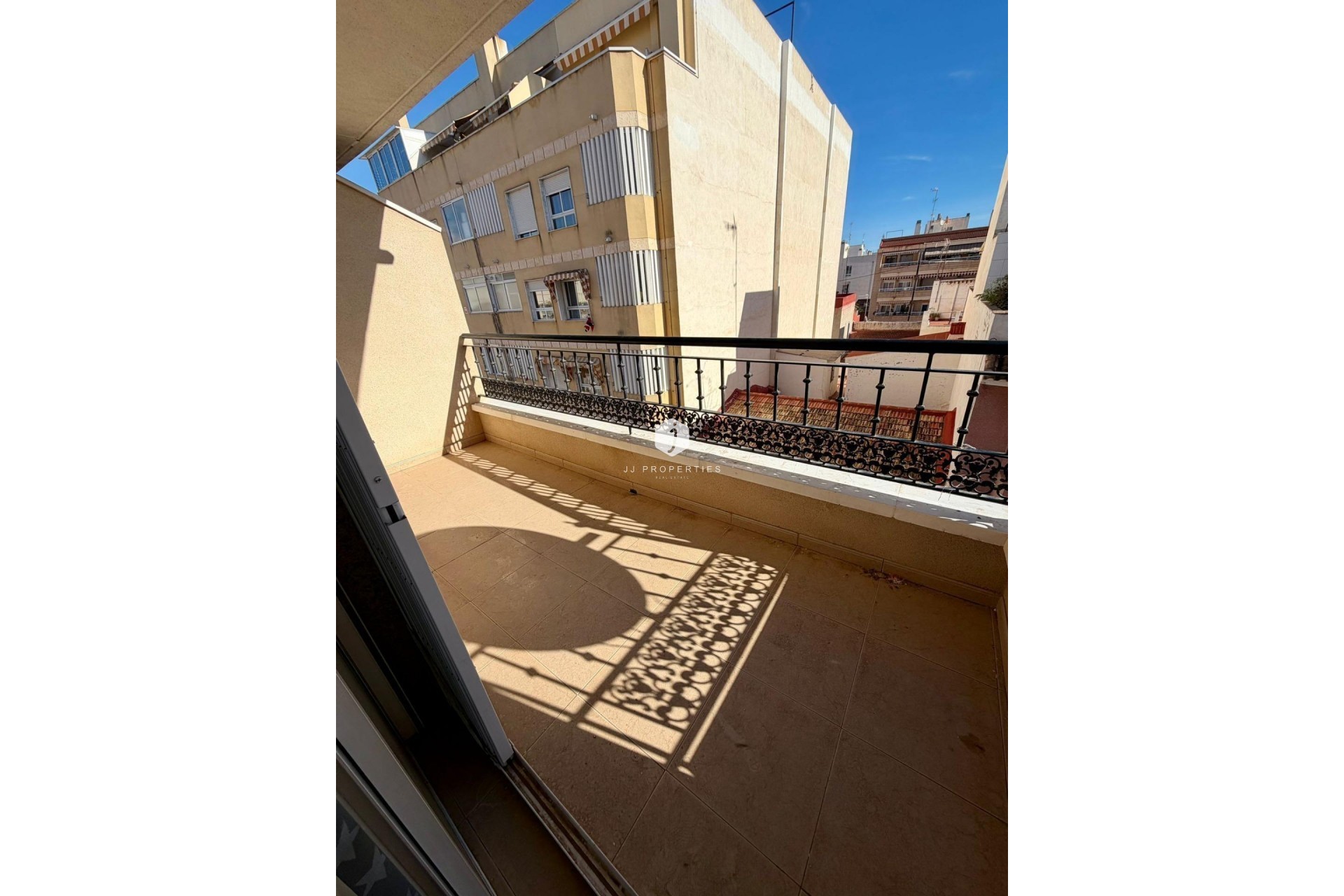 Resale - Villa -
Torrevieja - Centro
