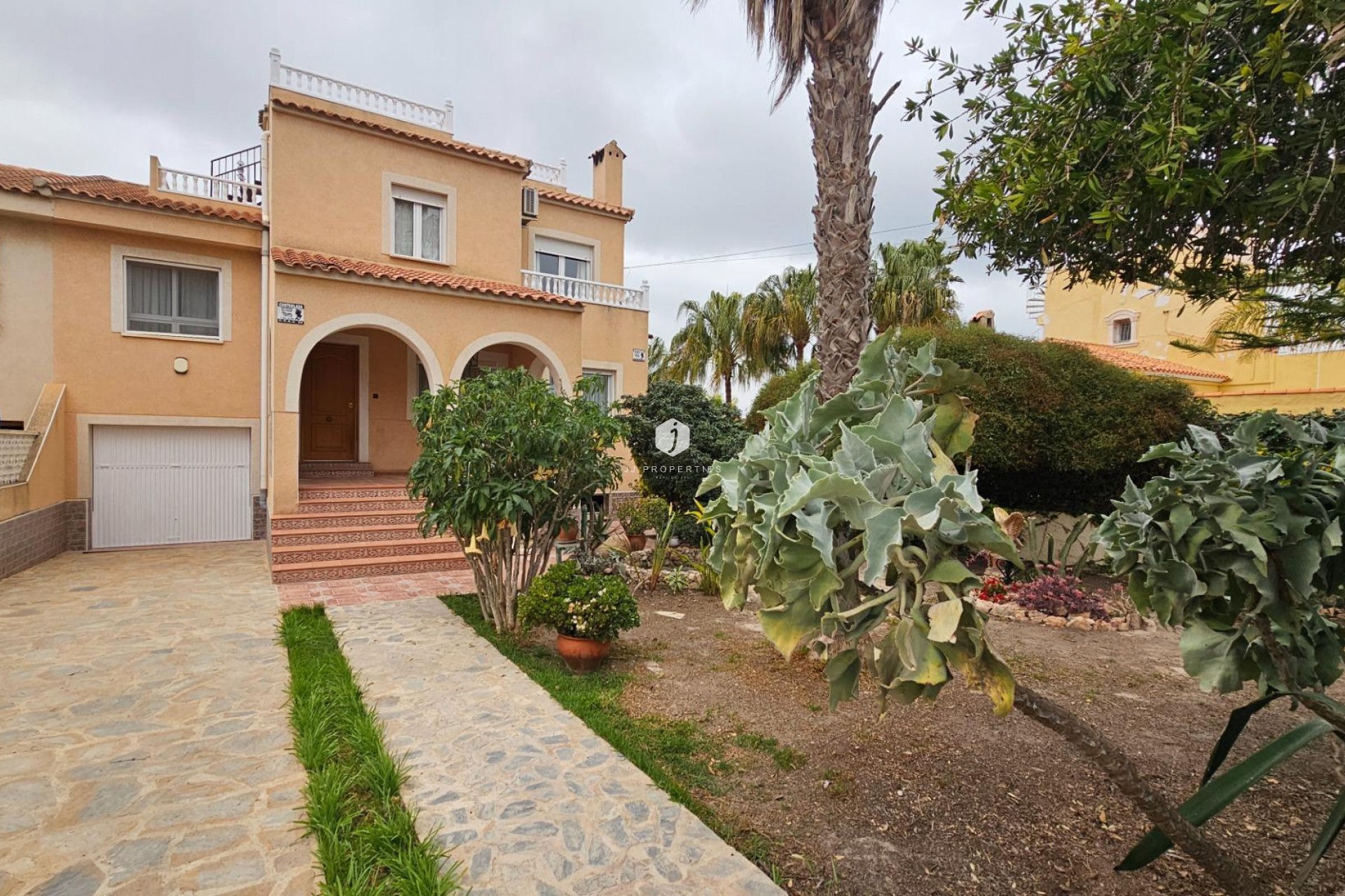 Resale - Villa -
Torrevieja - El chaparral