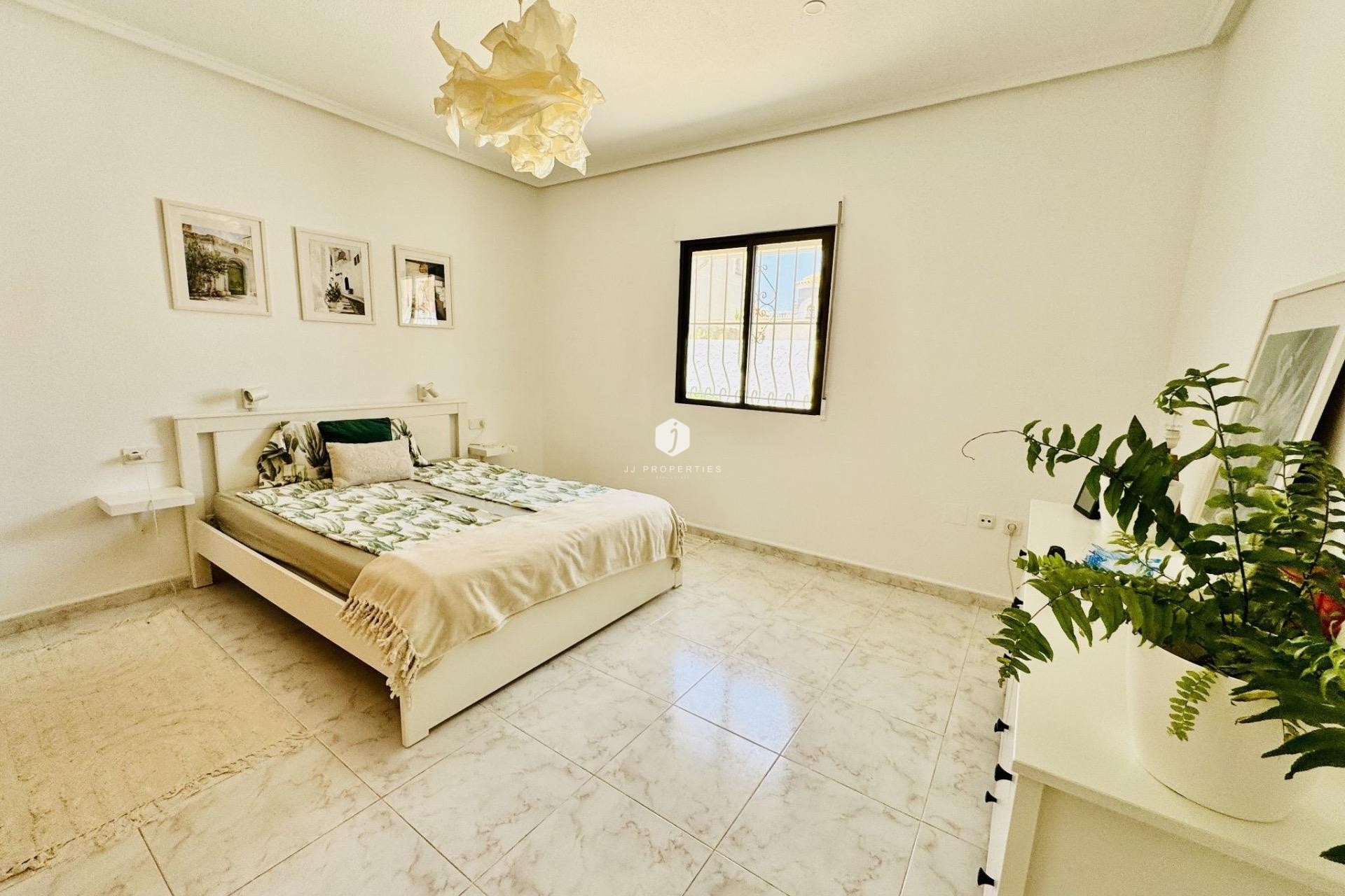 Resale - Villa -
Torrevieja - La Siesta - El Salado - Torreta