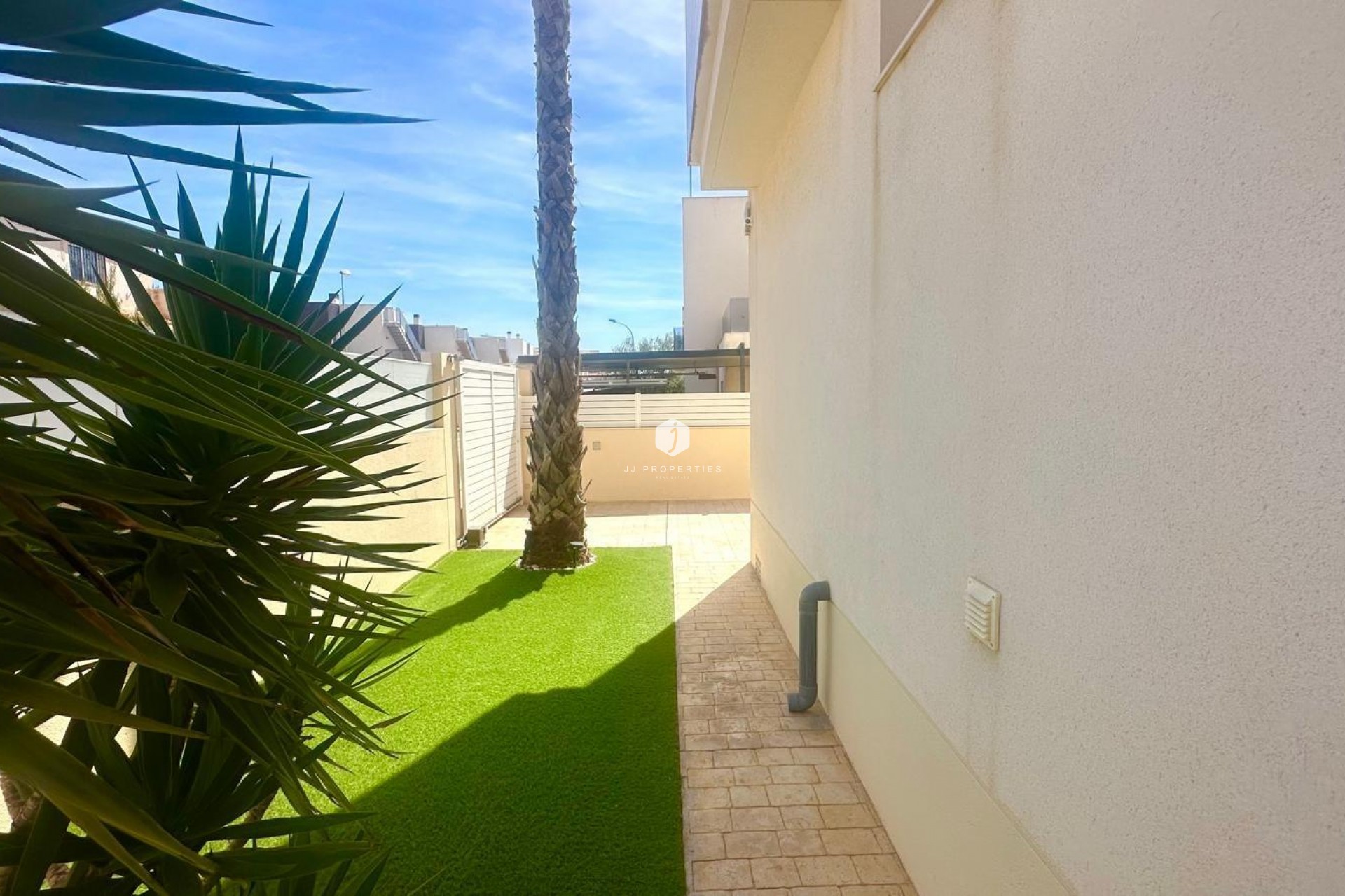 Resale - Villa -
Torrevieja - Miramar - Torre Del Moro