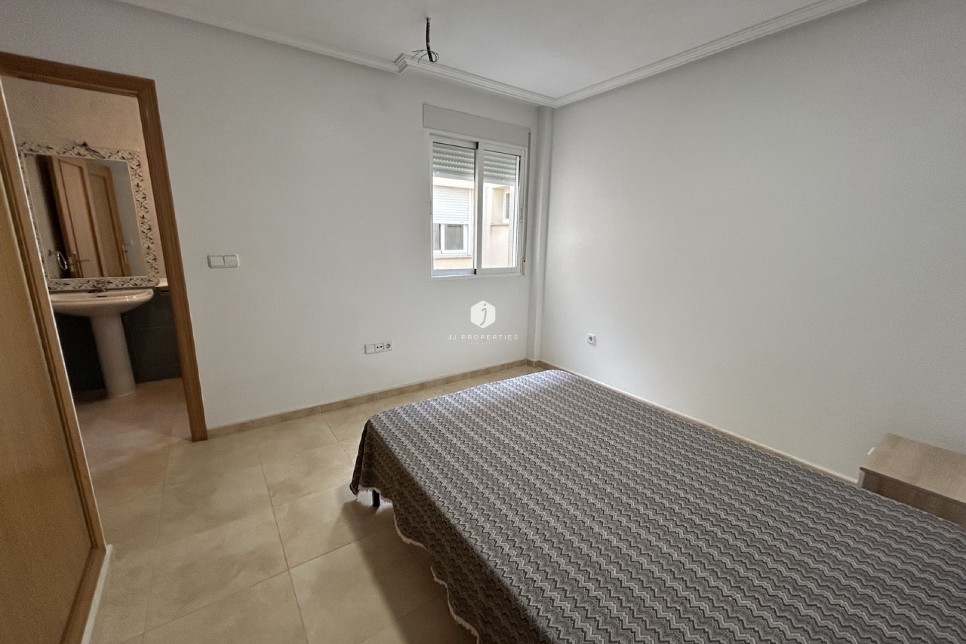 Segunda mano - Apartamento / piso -
Alicante - Inland