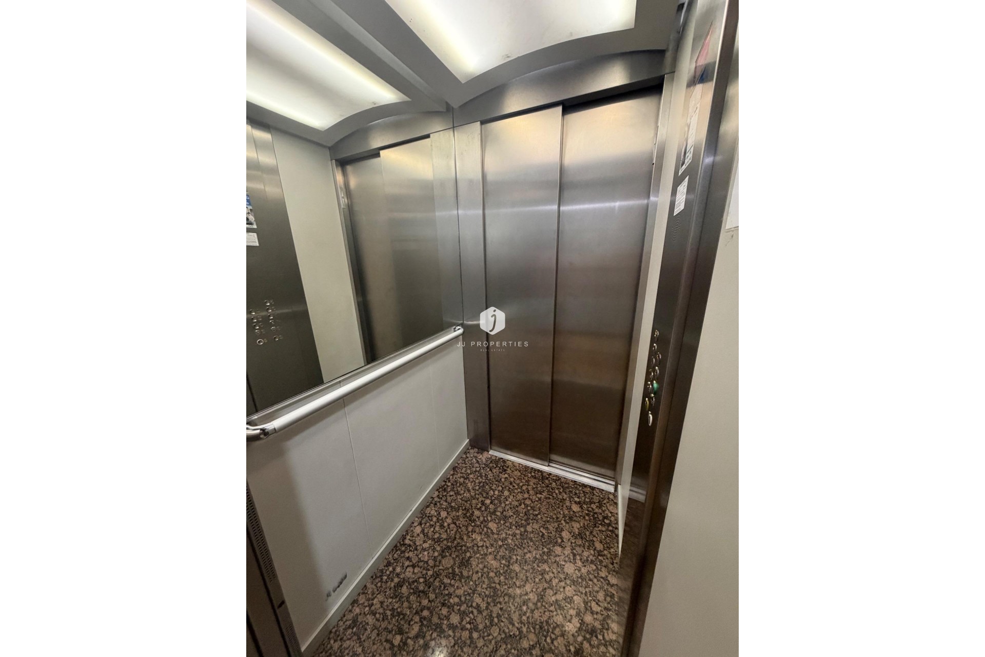 Segunda mano - Apartamento / piso -
Torrevieja - Centro