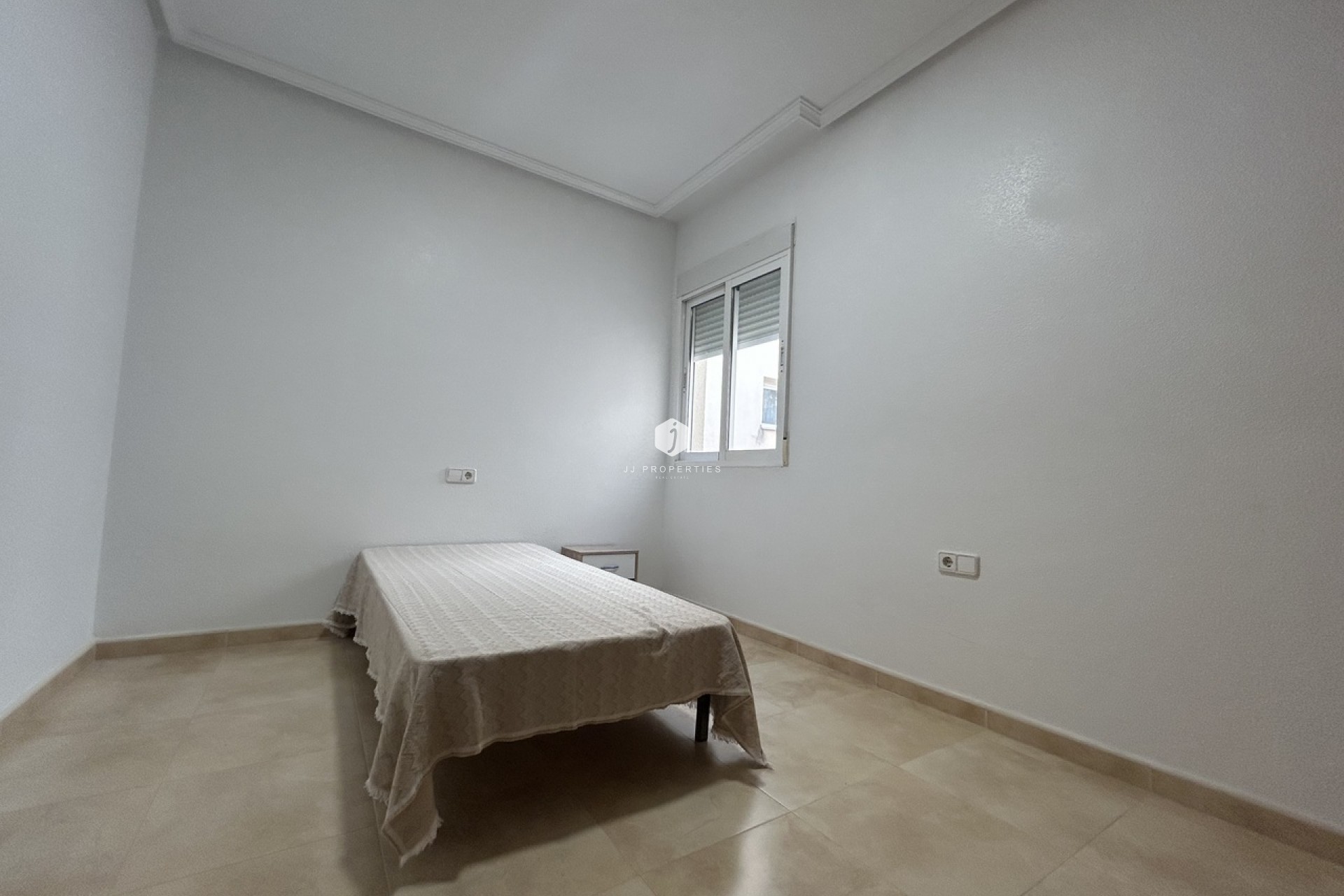 Tweedehands - Appartement / flat -
Alicante - Inland