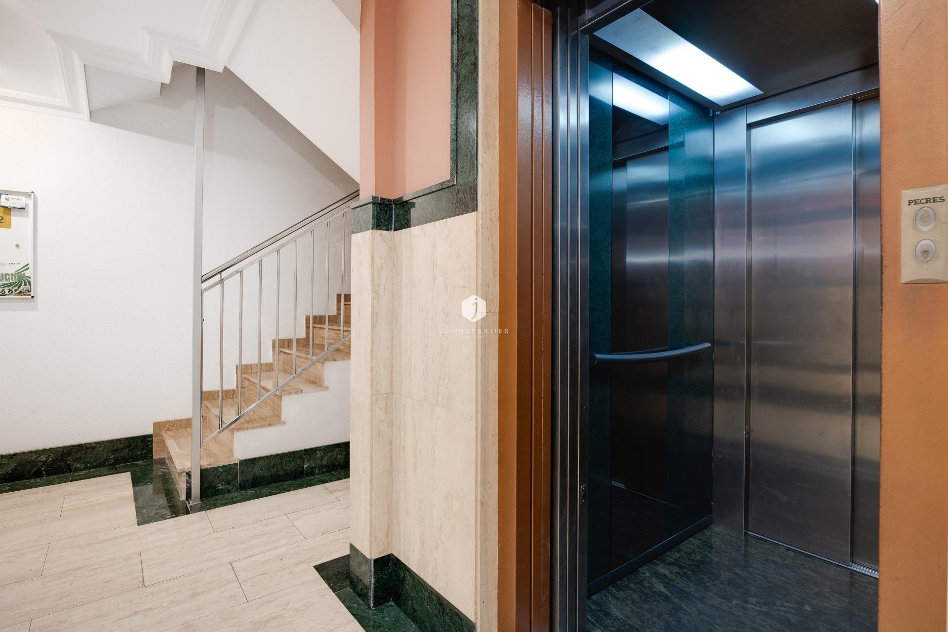 Tweedehands - Appartement / flat -
Torrevieja - Paseo maritimo