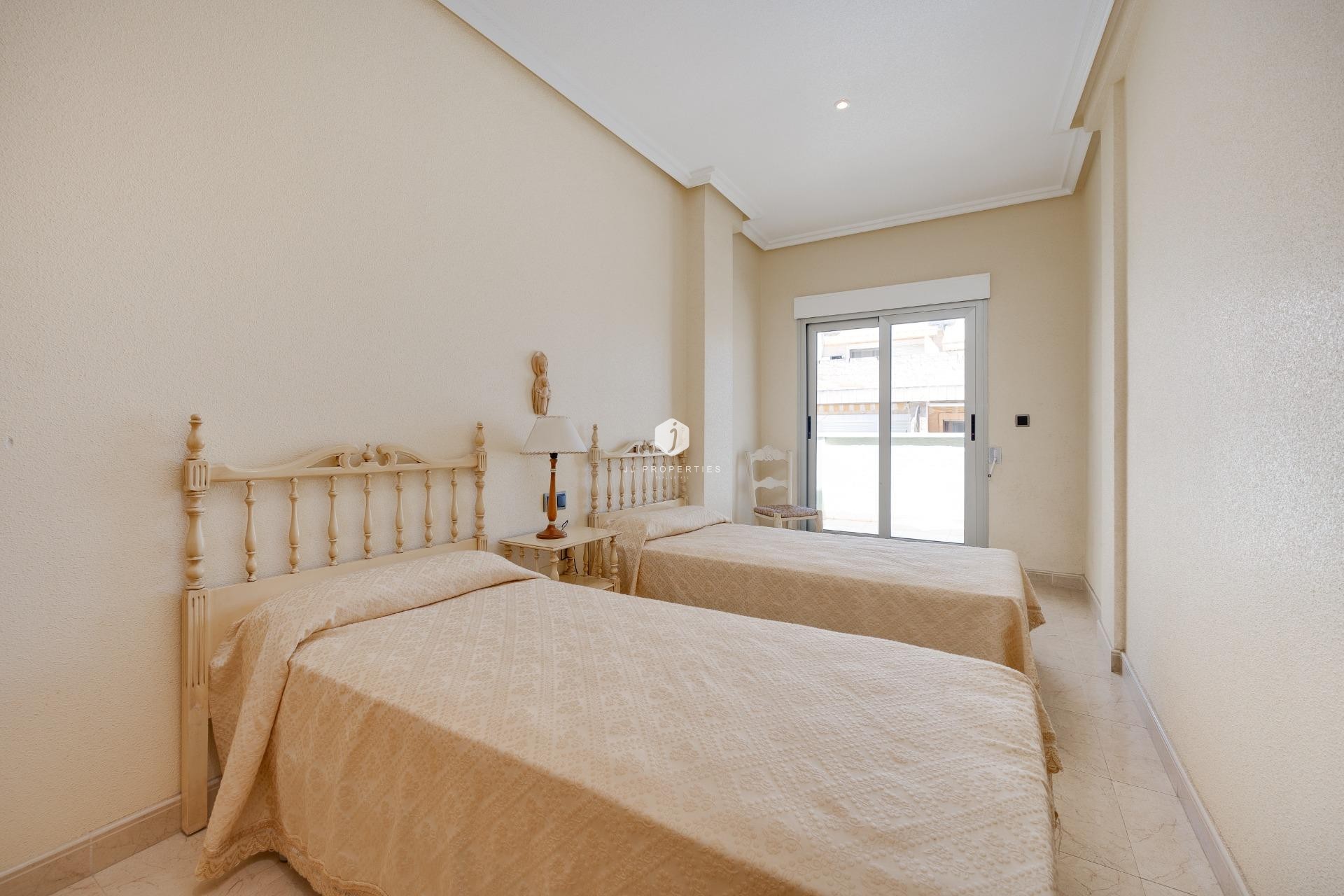 Tweedehands - Appartement / flat -
Torrevieja - Paseo maritimo