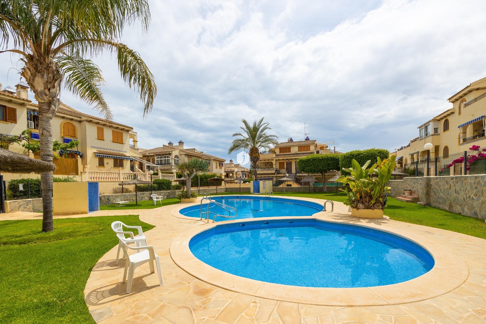Tweedehands - Bungalow -
Torrevieja - Torre la mata