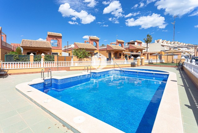Villa - Aus zweiter Hand -
            Torrevieja - C-81725