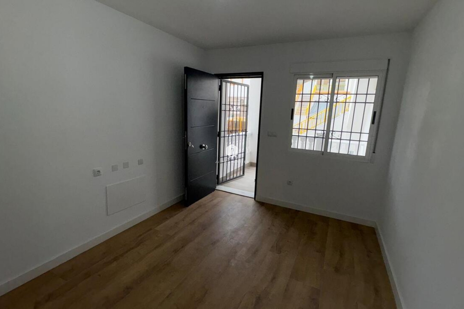 Z drugiej ręki - Bungalow -
Torrevieja - PARQUE DE LAS NACIONES