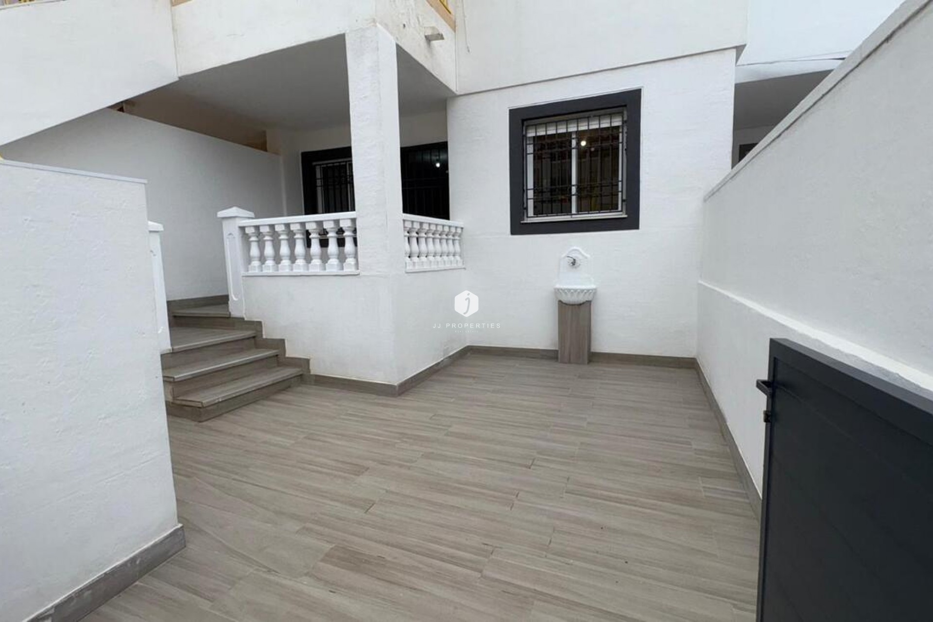 Z drugiej ręki - Bungalow -
Torrevieja - PARQUE DE LAS NACIONES