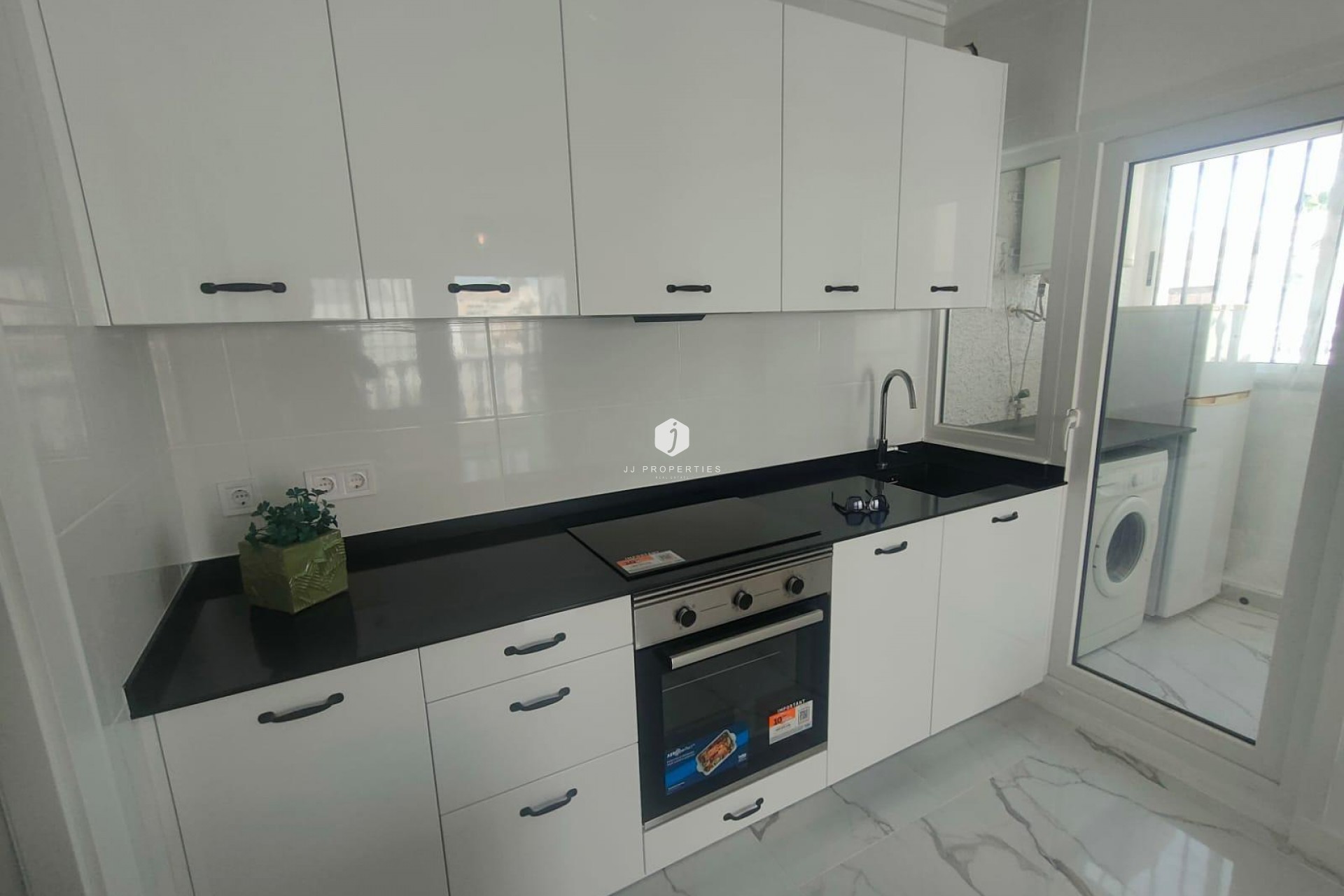 Z drugiej ręki - Bungalow -
Torrevieja - Rosaleda-los Frutales