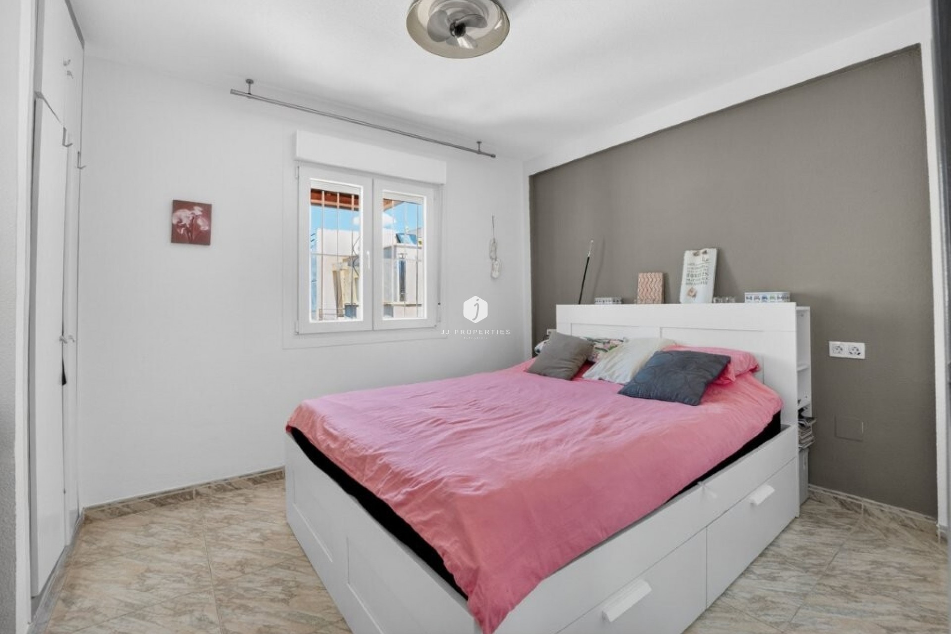 Z drugiej ręki - Daszek -
Torrevieja - Doña ines