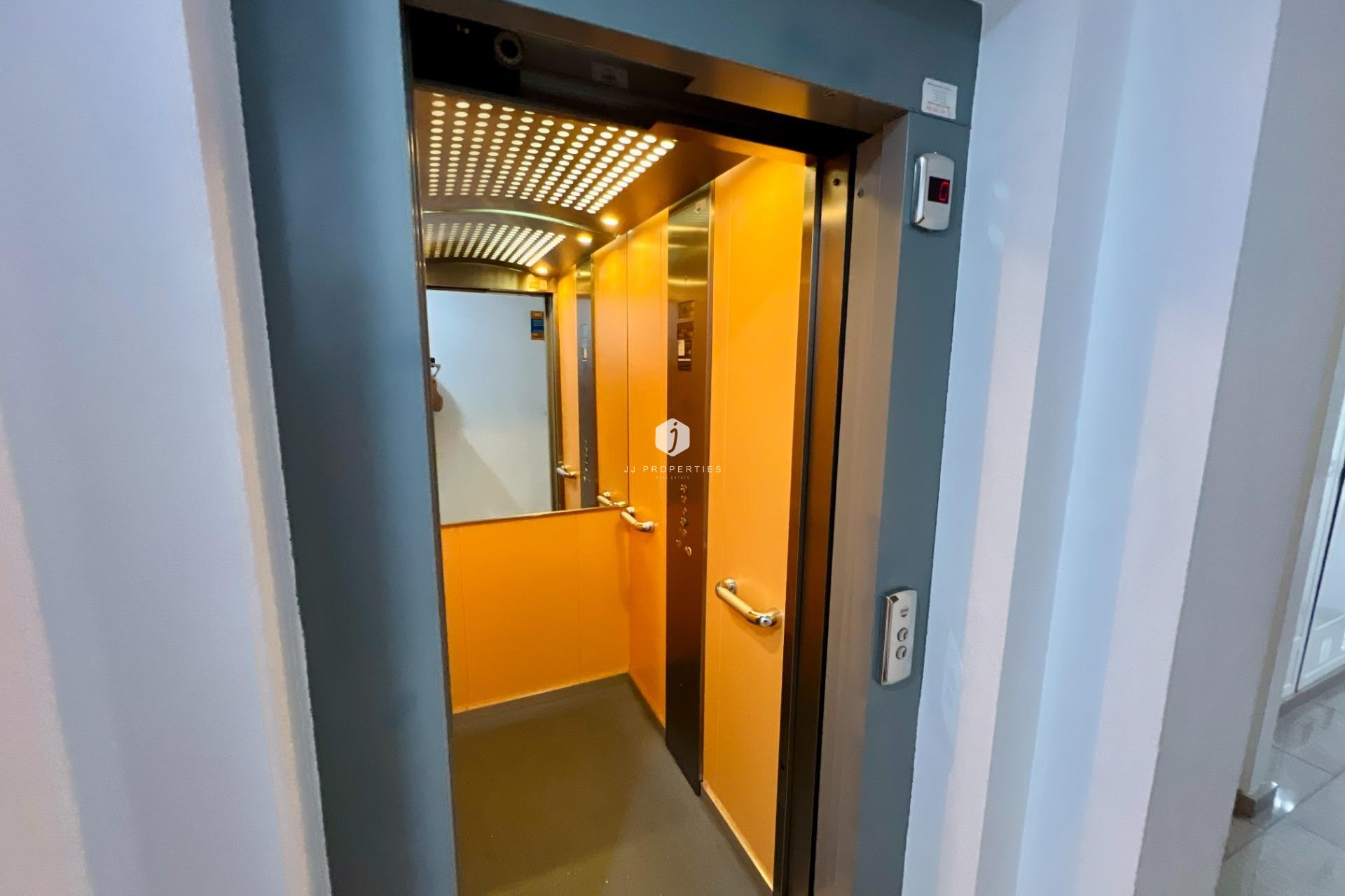 Z drugiej ręki - Daszek -
Torrevieja - Playa de los Locos