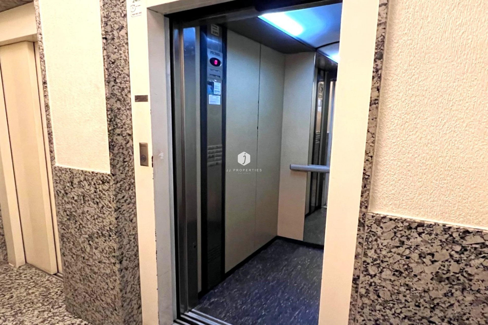 Z drugiej ręki - Daszek -
Torrevieja - Playa del Cura