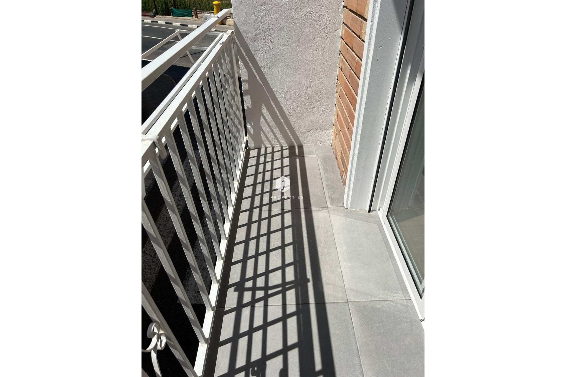 Z drugiej ręki - Mieszkanie w bloku -
Dolores - Dolores - Town